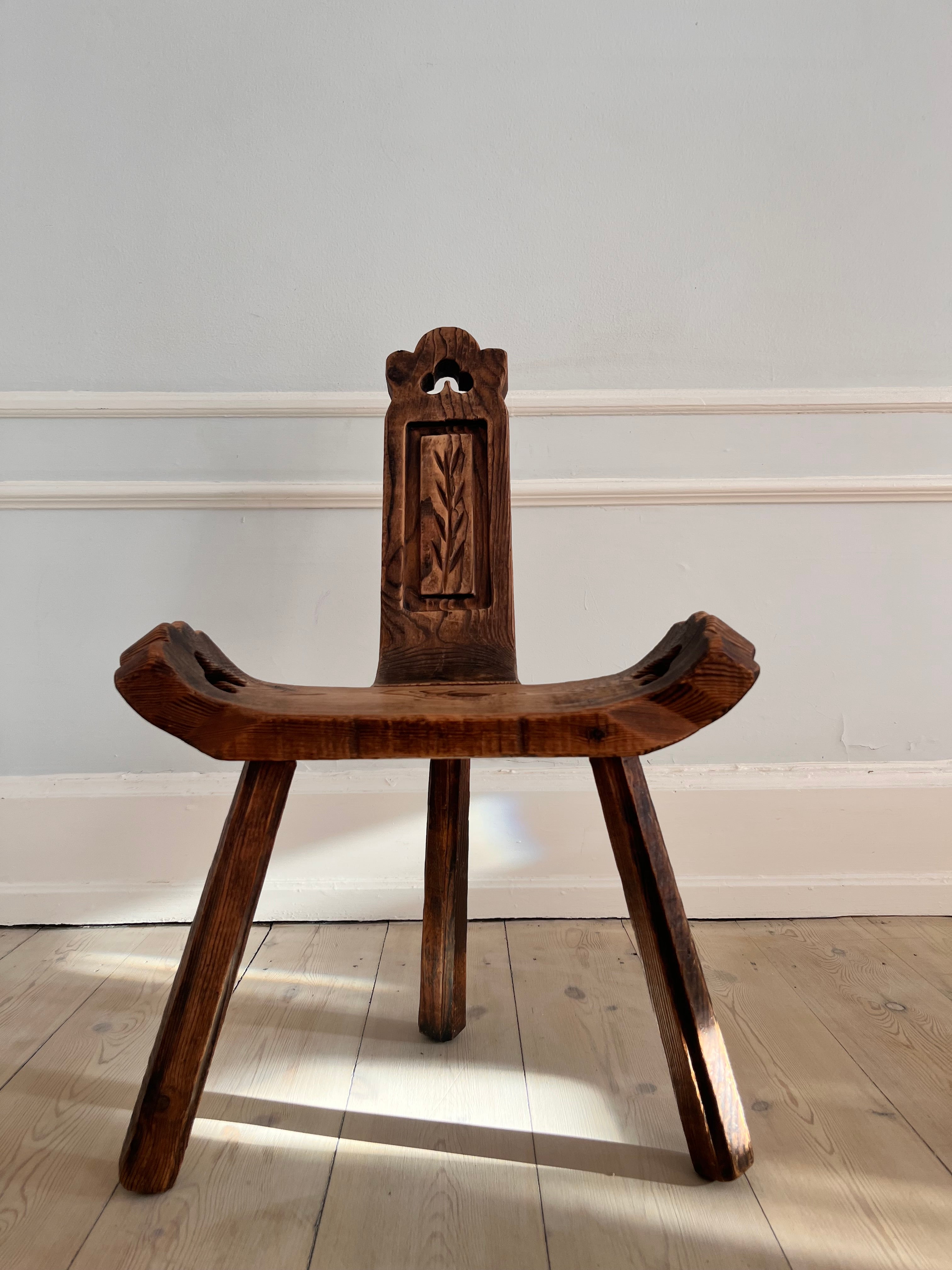 French Brutalist birthing chair from approx. The 1970s. In dark stained pine and with beautiful carvings and cut outs.

The chair was originally used as a birthing chair but is now perfect as a small decorative stool. 