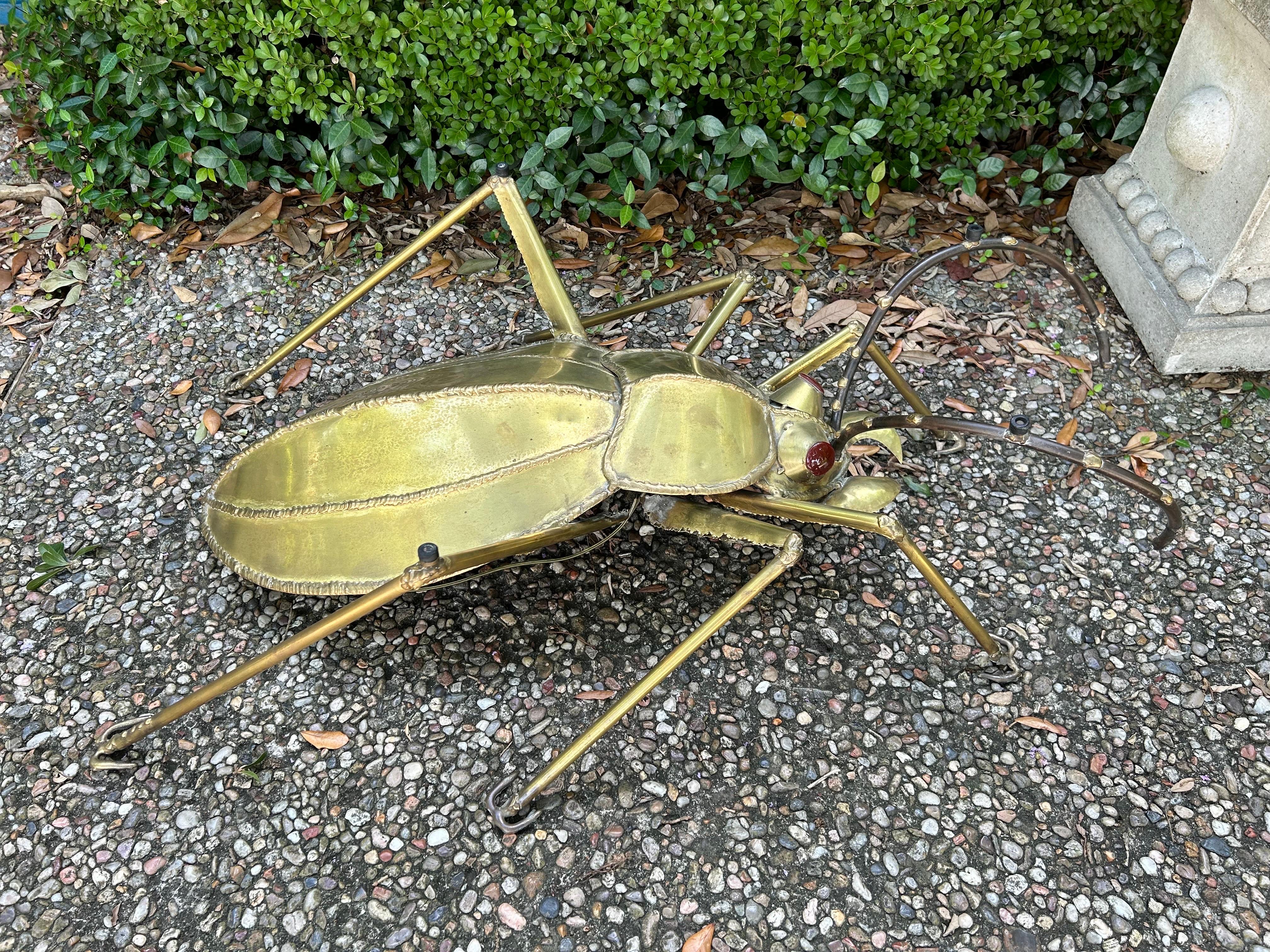 Base de table basse Scarab en laiton de style brutaliste français.
Nous vous proposons cette belle et grande base de table basse éclairée en laiton de style Brutaliste français attribuée à Henri Fernandez.  Elle peut également être utilisée comme