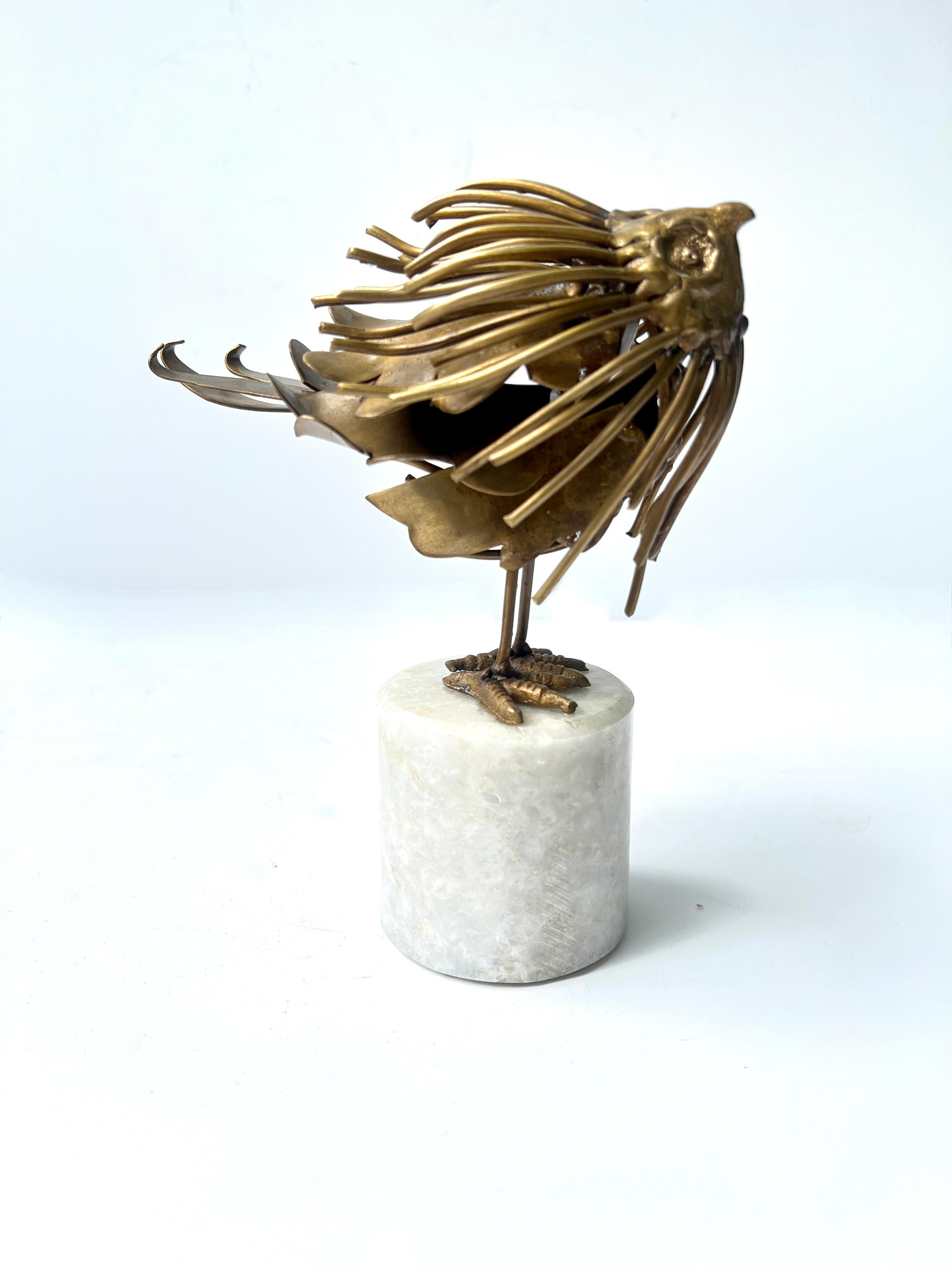 Eine schöne geschweißte Messingskulptur eines Vogels.  Der Vogel ist auf einem Zylinder aus Marmor montiert.  Das ganze Gefühl, das von diesem Stück ausgeht, ist wunderbar - kreativ, mit Messinglots und Streifen, die zu fliegen scheinen.

Eine