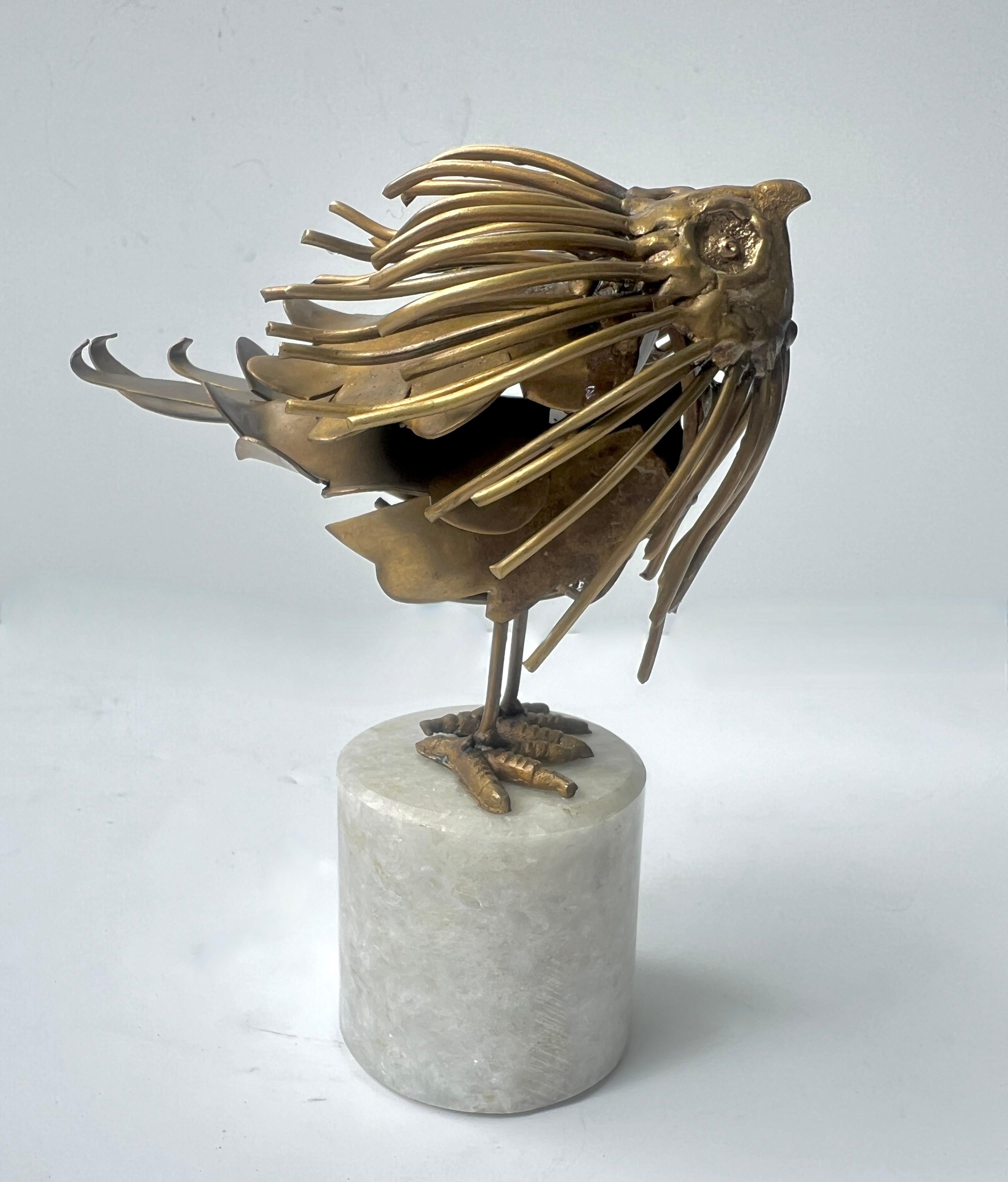 Französisch Brutalist Messing geschweißt Vogel-Skulptur auf Marmor zylindrischen Stand (Organische Moderne) im Angebot