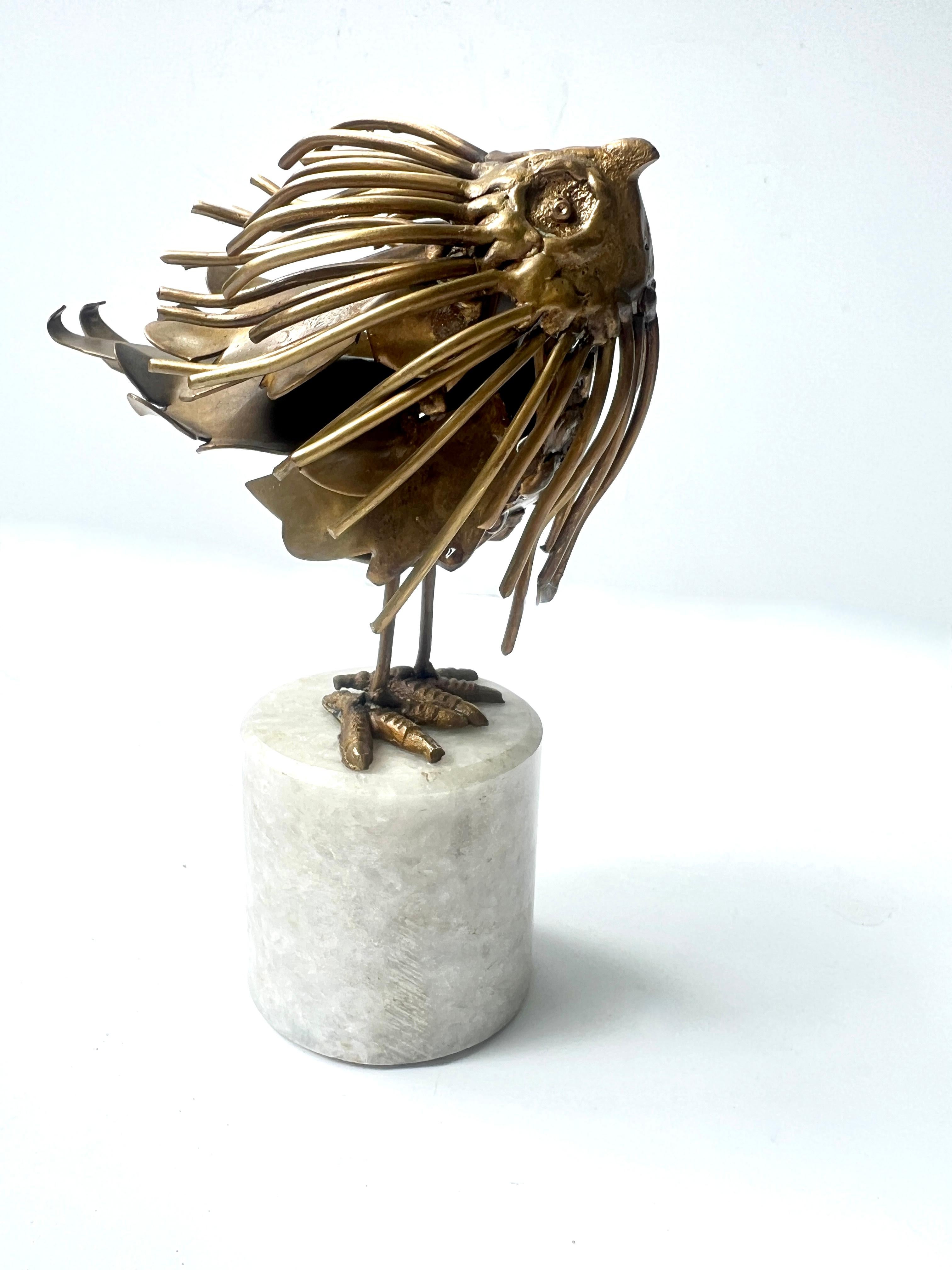 Französisch Brutalist Messing geschweißt Vogel-Skulptur auf Marmor zylindrischen Stand (Handgefertigt) im Angebot