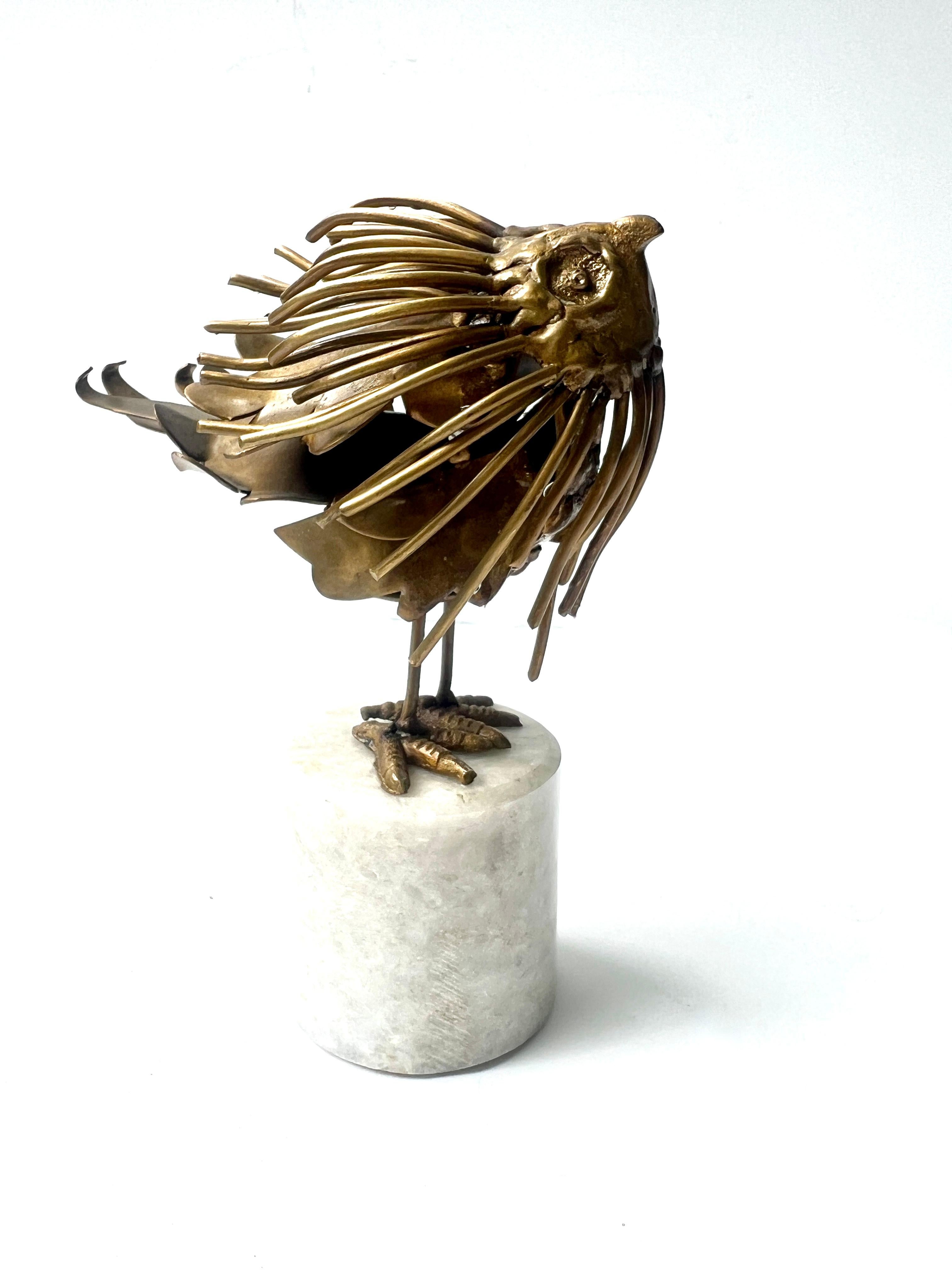 Französisch Brutalist Messing geschweißt Vogel-Skulptur auf Marmor zylindrischen Stand im Zustand „Gut“ im Angebot in Los Angeles, CA