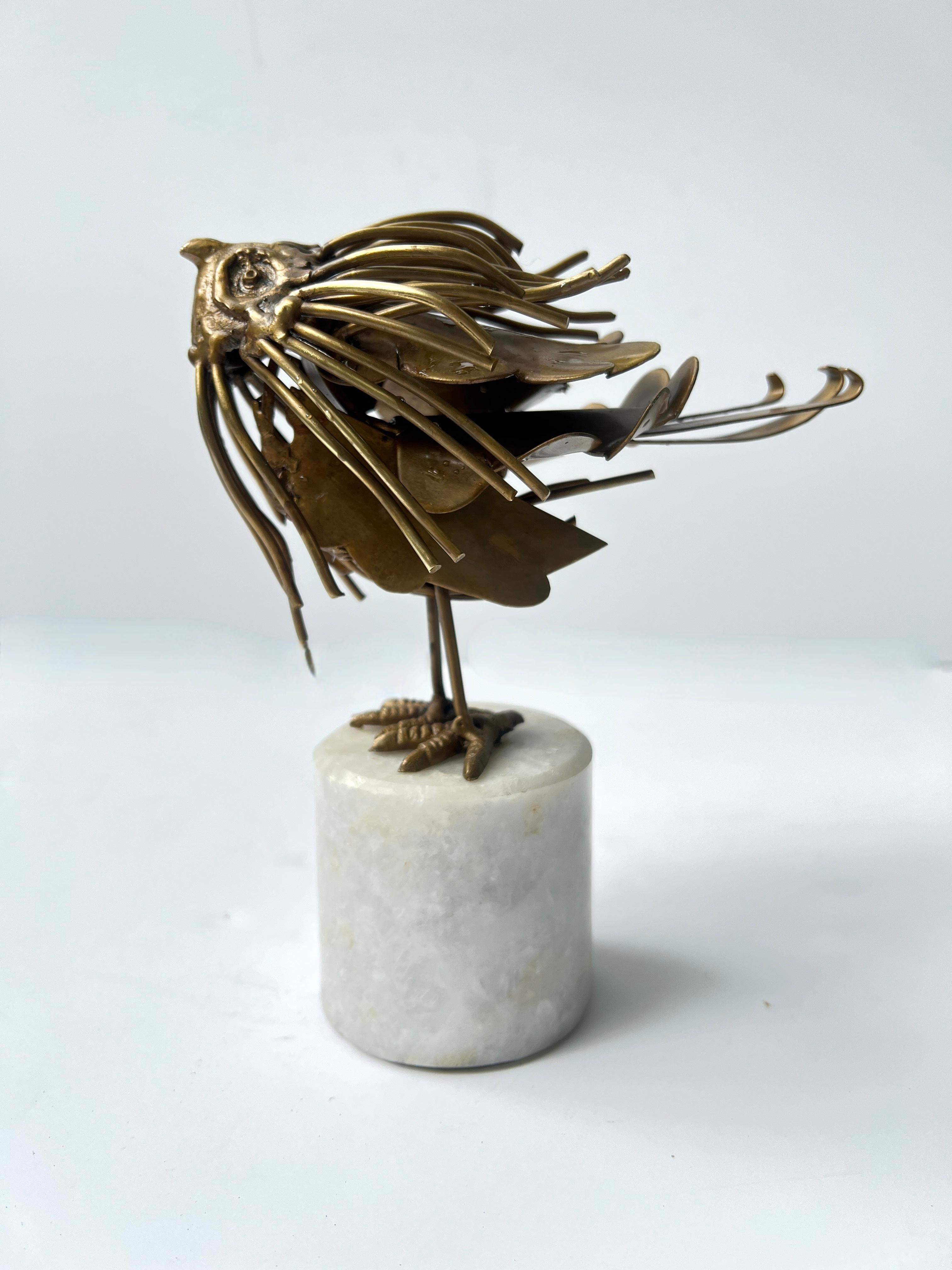 Französisch Brutalist Messing geschweißt Vogel-Skulptur auf Marmor zylindrischen Stand (20. Jahrhundert) im Angebot