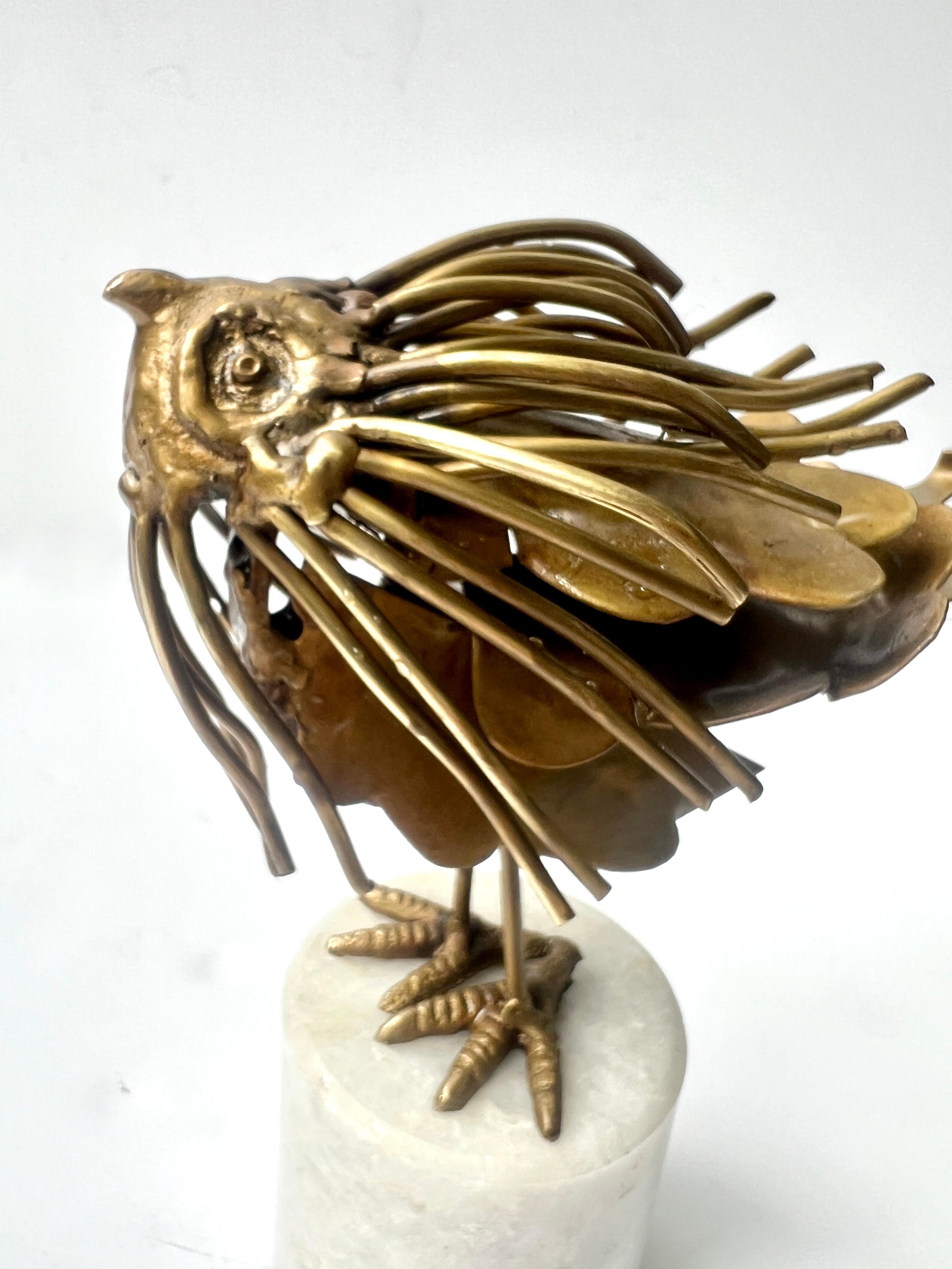 Französisch Brutalist Messing geschweißt Vogel-Skulptur auf Marmor zylindrischen Stand im Angebot 2