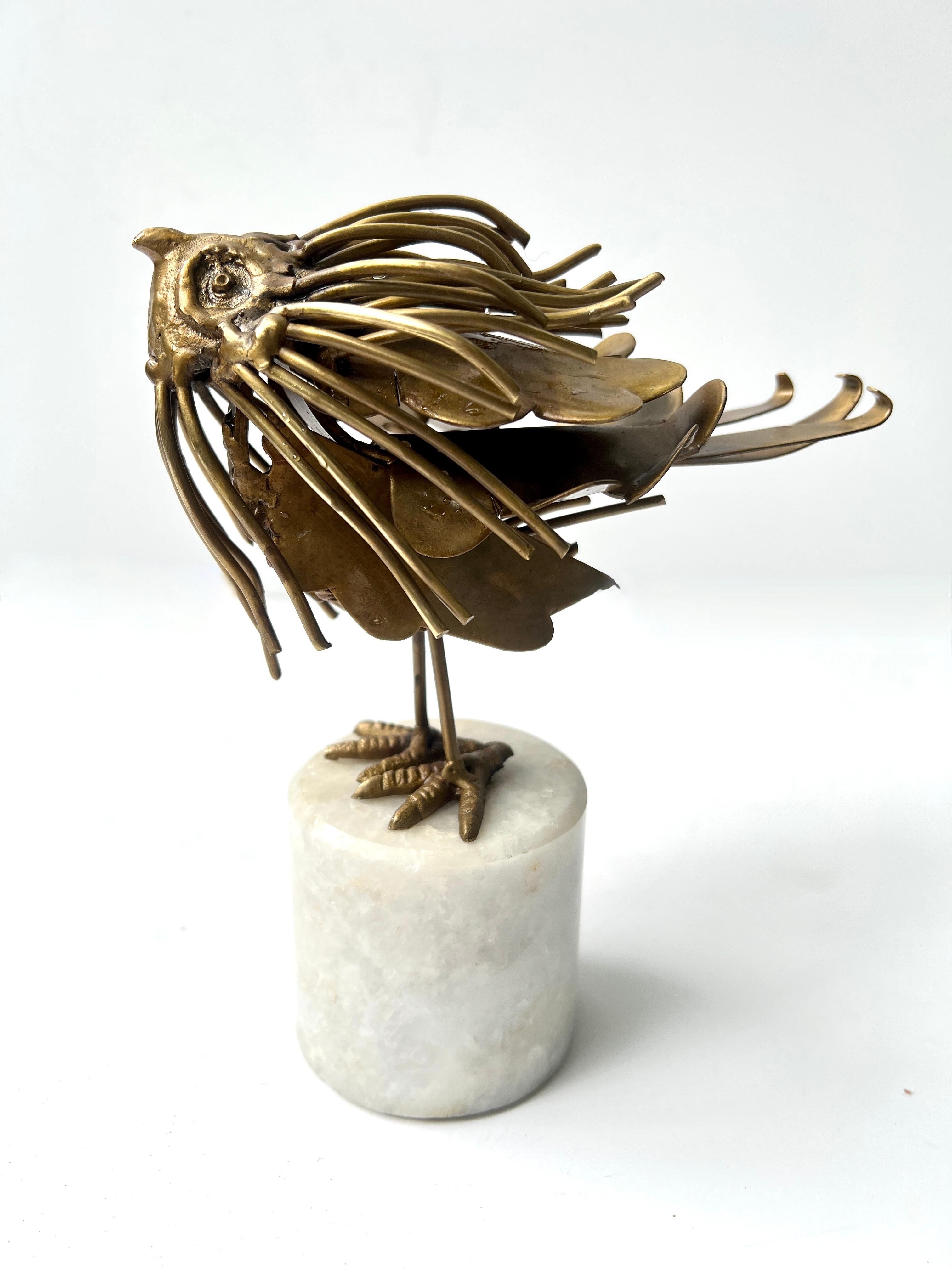 Französisch Brutalist Messing geschweißt Vogel-Skulptur auf Marmor zylindrischen Stand im Angebot 3