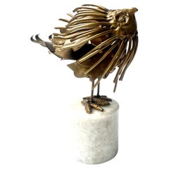 Sculpture d'oiseau brutaliste en laiton soudé sur stand cylindrique en marbre
