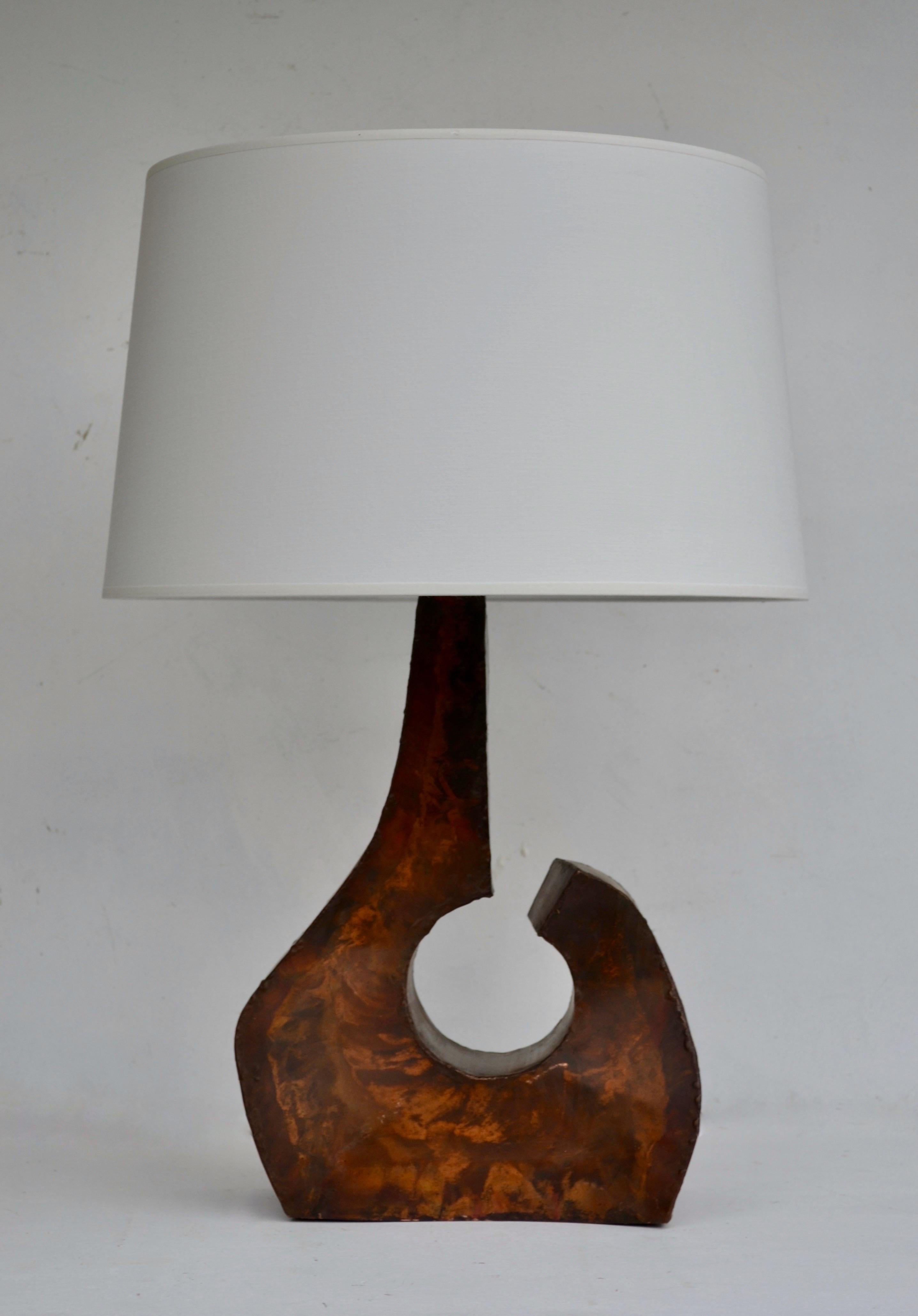 French Brutalist Brazed-Copper Table Lamp, Signed and Dated 1975 For Sale 7