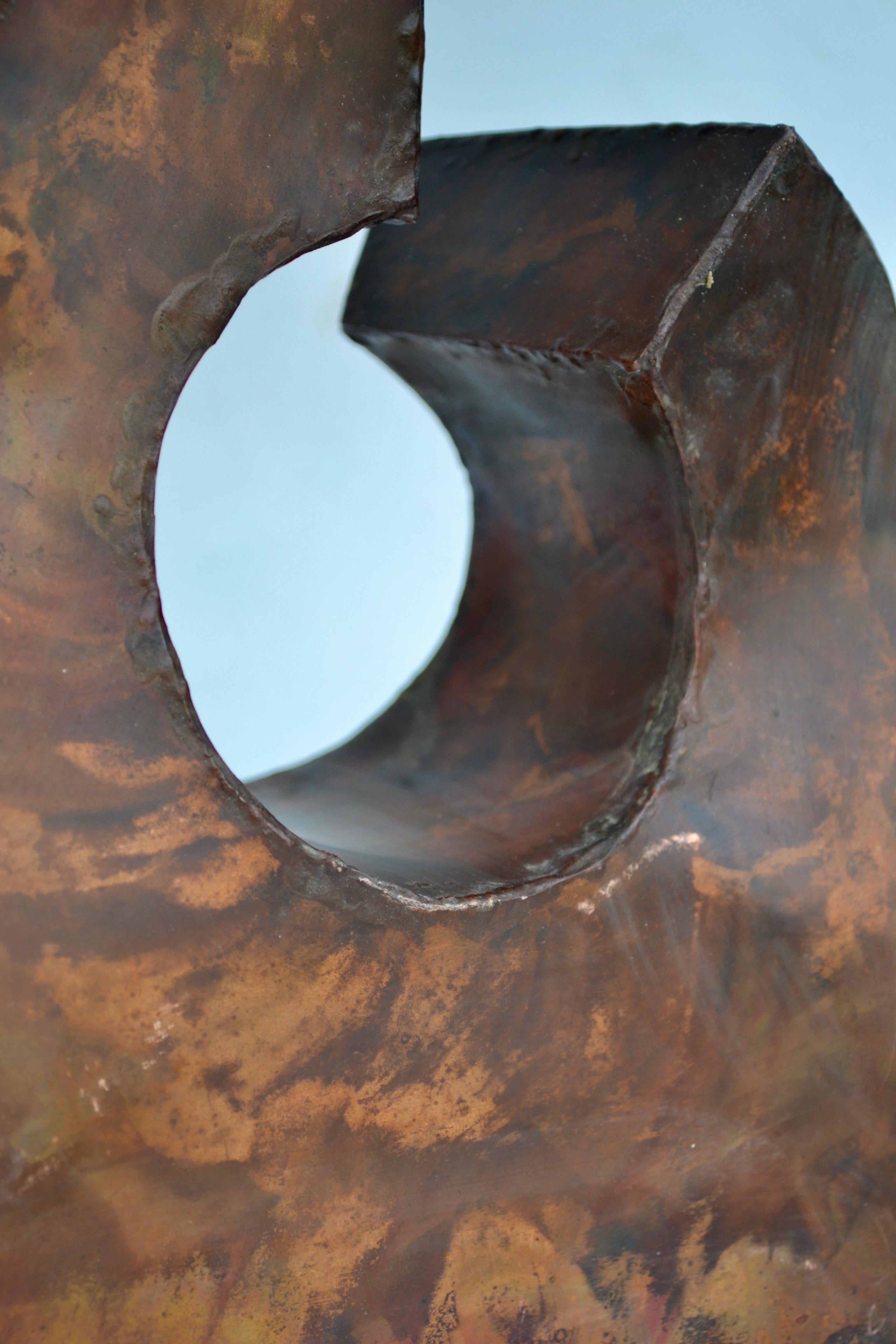 French brazed-copper table lamp with a strong sculptural presence, dated 1975 and bearing an indecipherable signature. The hand-worked copper reveals a deeply textured patina, typical of mid-1970s Brutalist metalwork, with subtle variations in tone