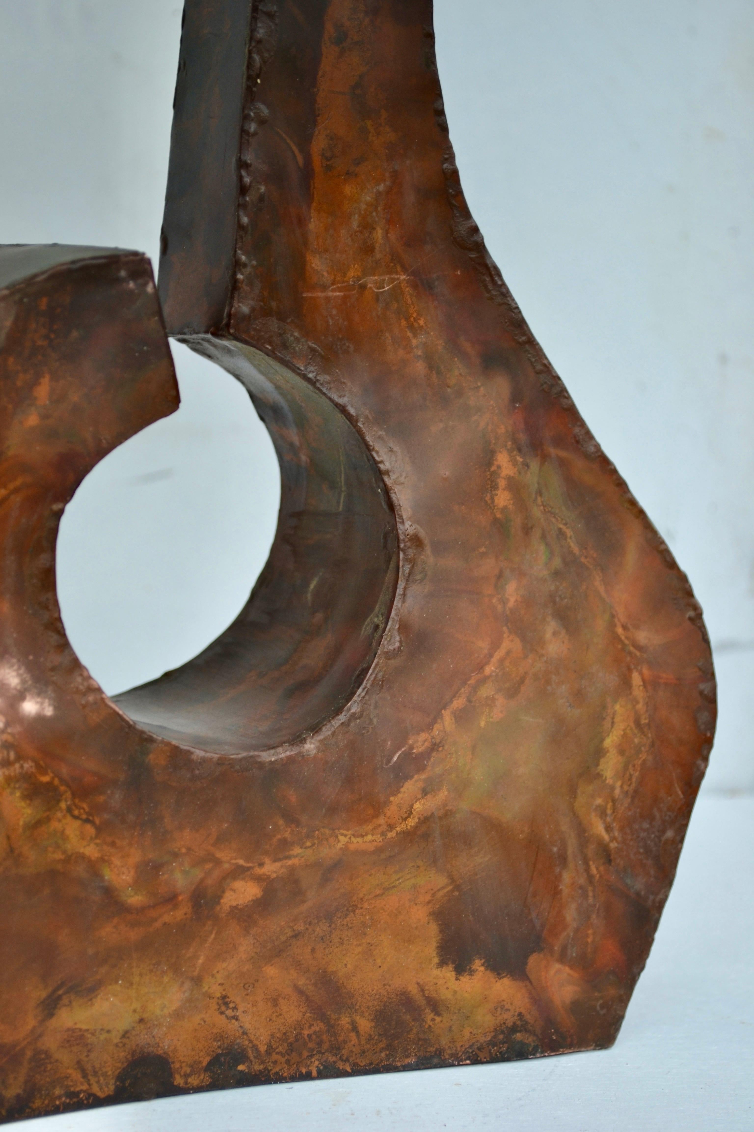 French Brutalist Brazed-Copper Table Lamp, Signed and Dated 1975 In Good Condition For Sale In SOTTEVILLE-LÈS-ROUEN, FR