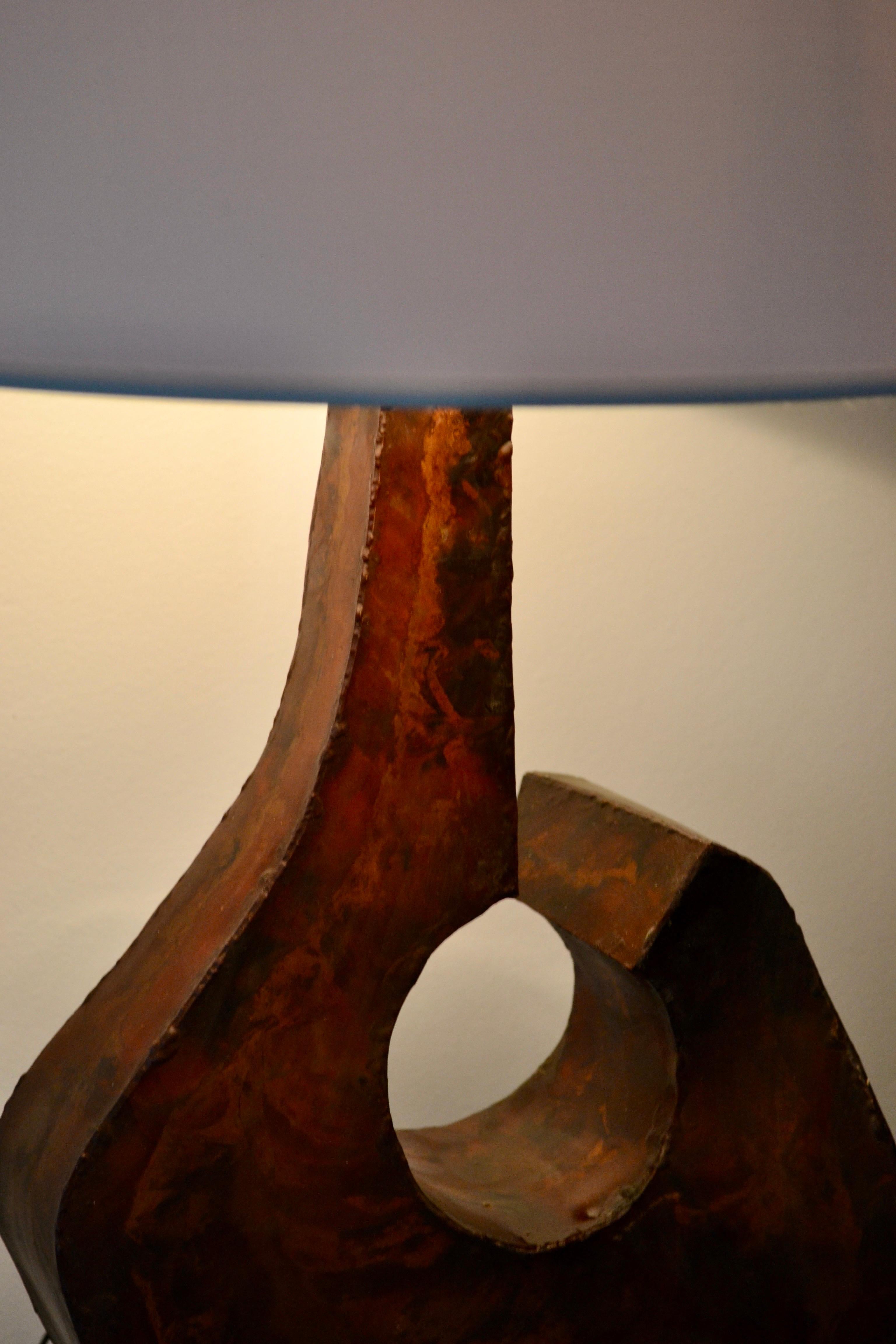French Brutalist Brazed-Copper Table Lamp, Signed and Dated 1975 For Sale 1