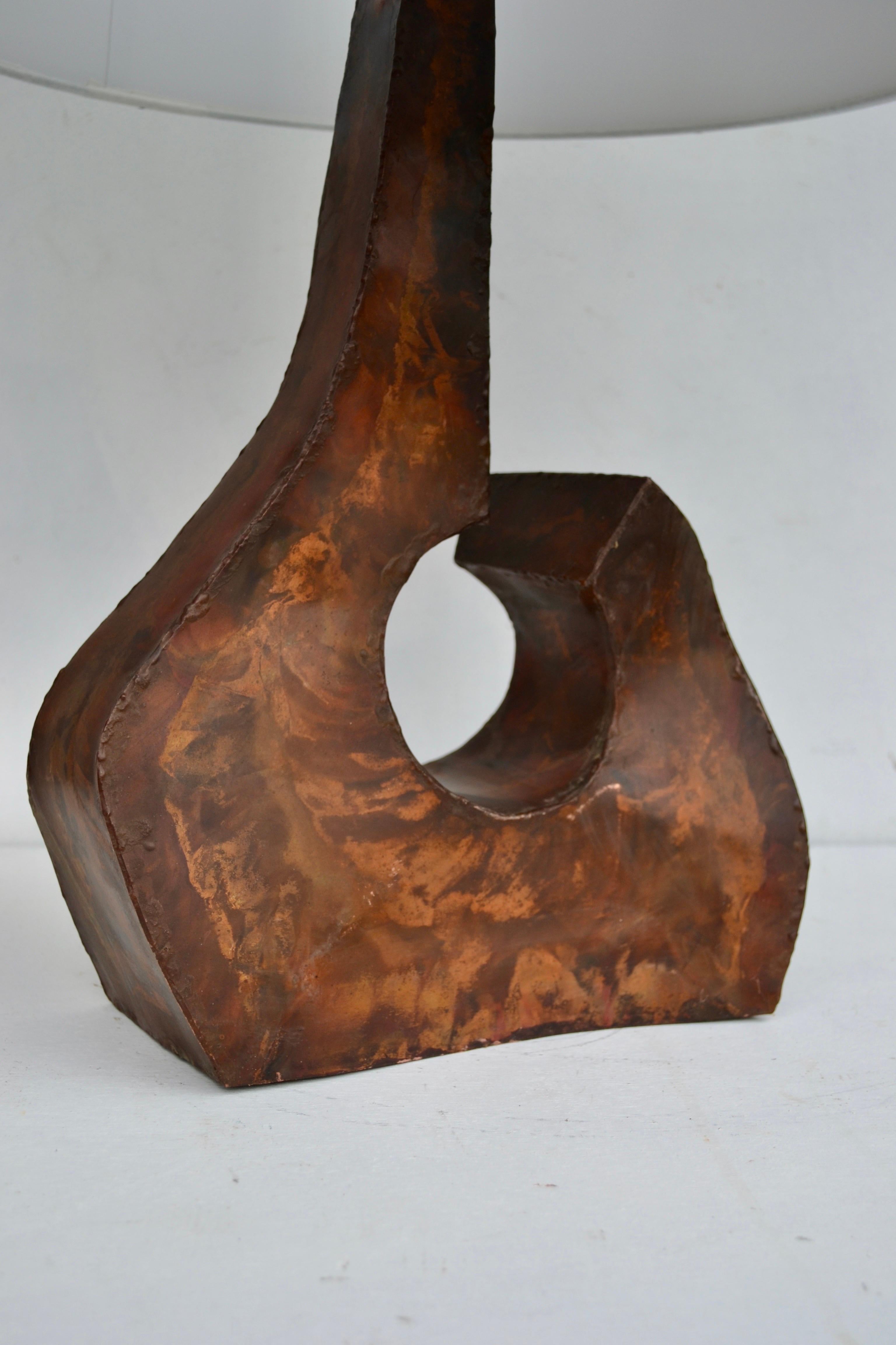 French Brutalist Brazed-Copper Table Lamp, Signed and Dated 1975 For Sale 3