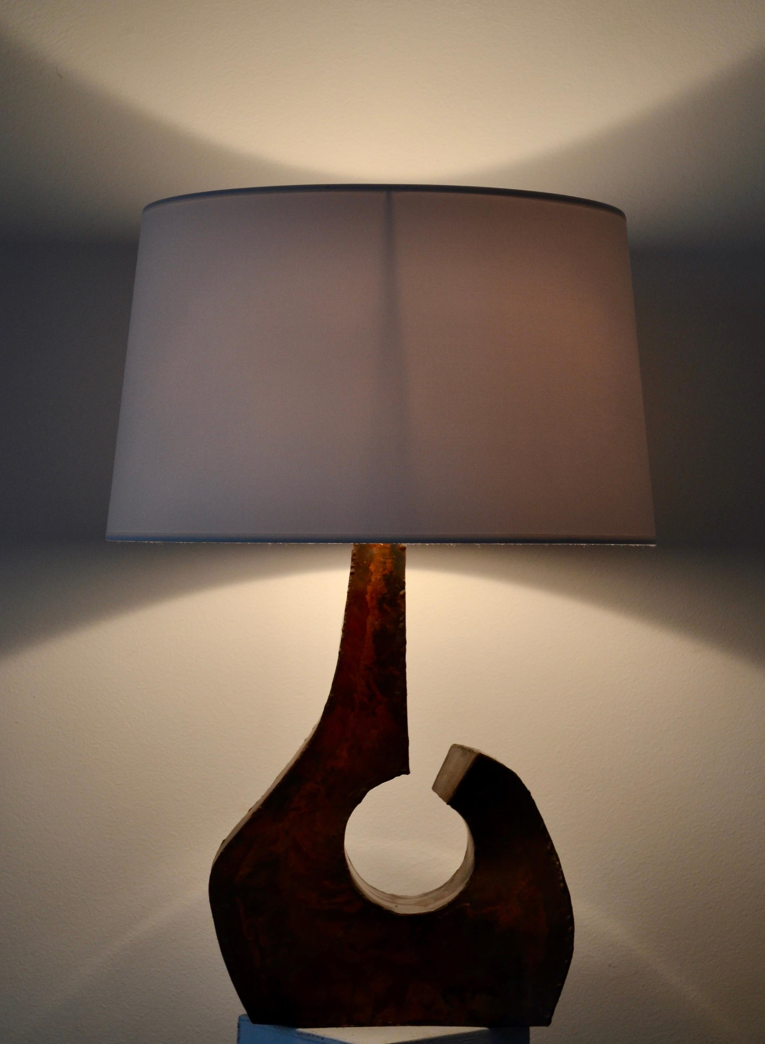 French Brutalist Brazed-Copper Table Lamp, Signed and Dated 1975 For Sale 4