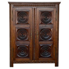 Armoire française de style brutaliste en chêne sculpté, attribuée à Charles Dudouyt, années 1940