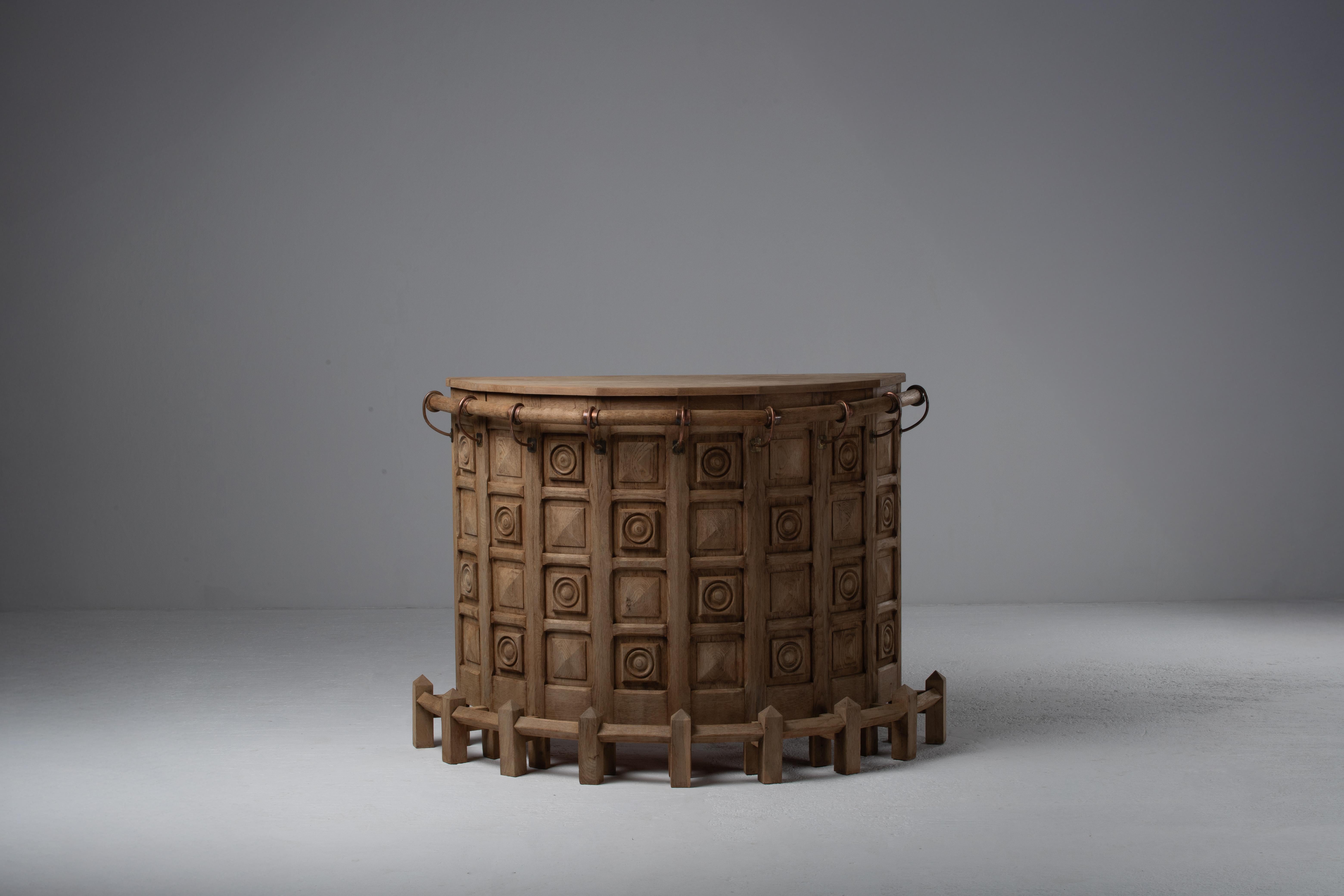 French Brutalist Carved Oak Bar, 1950s In Good Condition For Sale In Kaštel Sućurac, Splitsko-dalmatinska županija