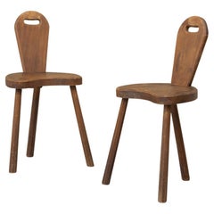 Sedia a treppiede francese in legno intagliato in stile brutalista