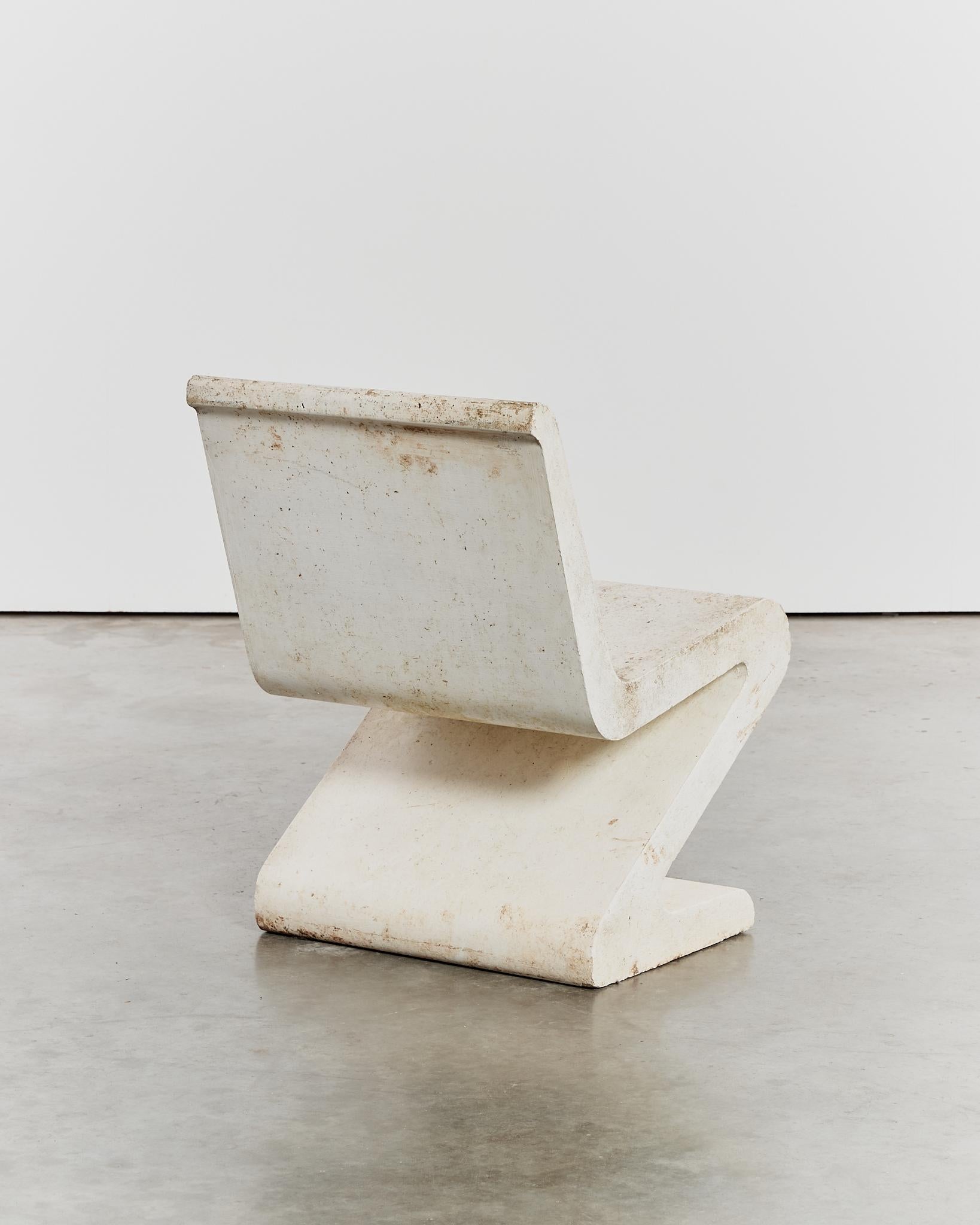 Silla de jardín francesa brutalista de hormigón fundido en voladizo en zig zag siglo XX