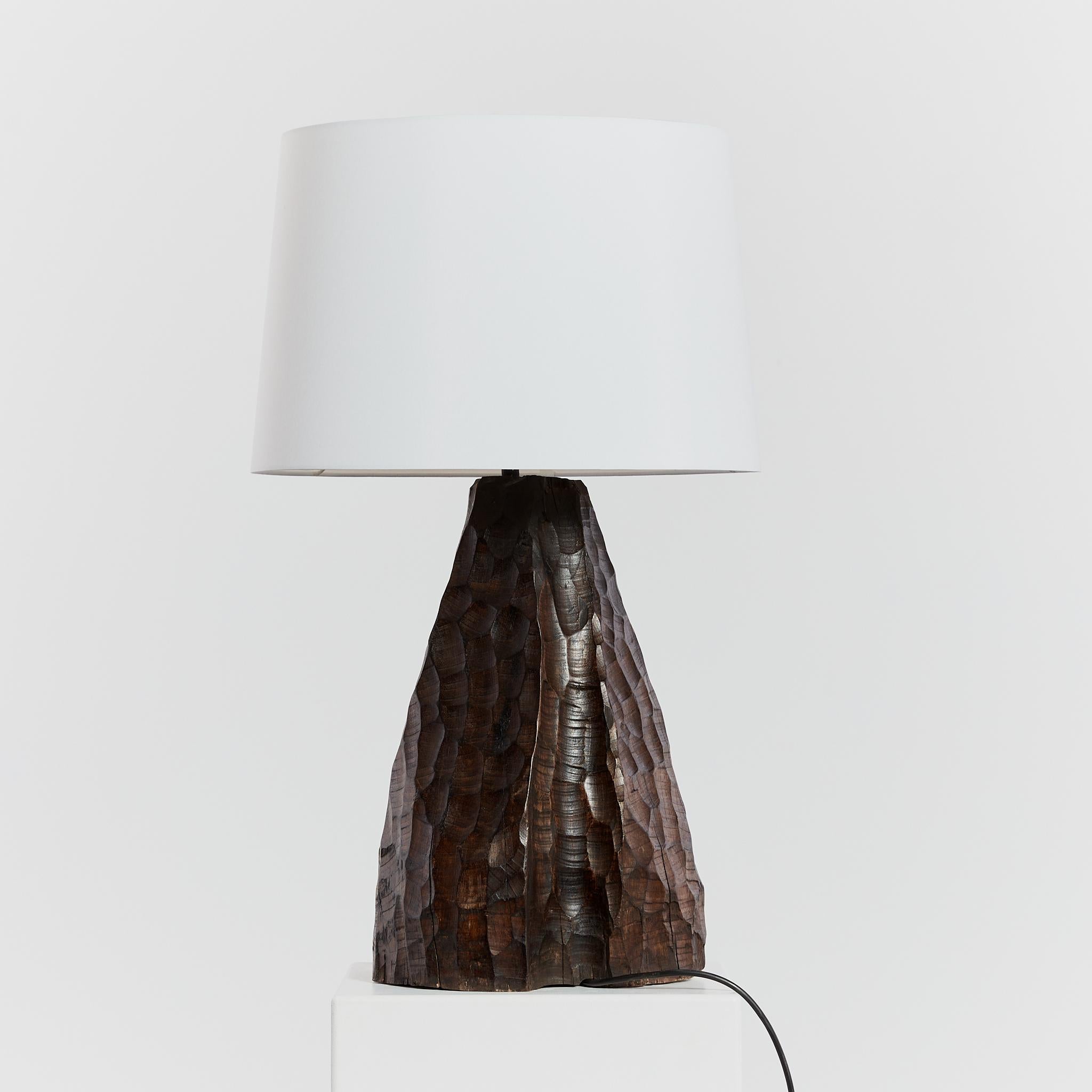 French brutalist chiselled table lamp with silk shade In Good Condition For Sale In London, GB