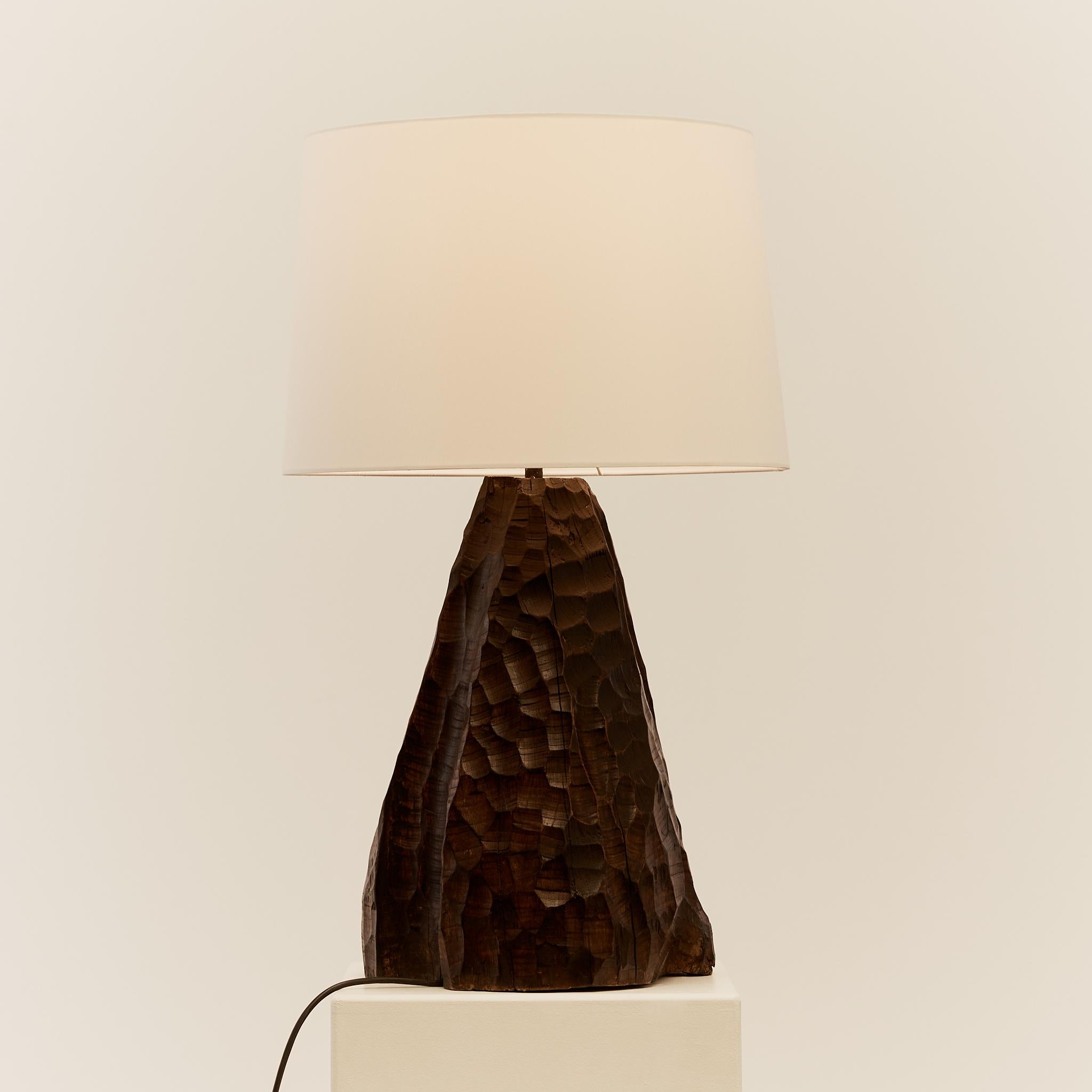 Silk French brutalist chiselled table lamp with silk shade For Sale