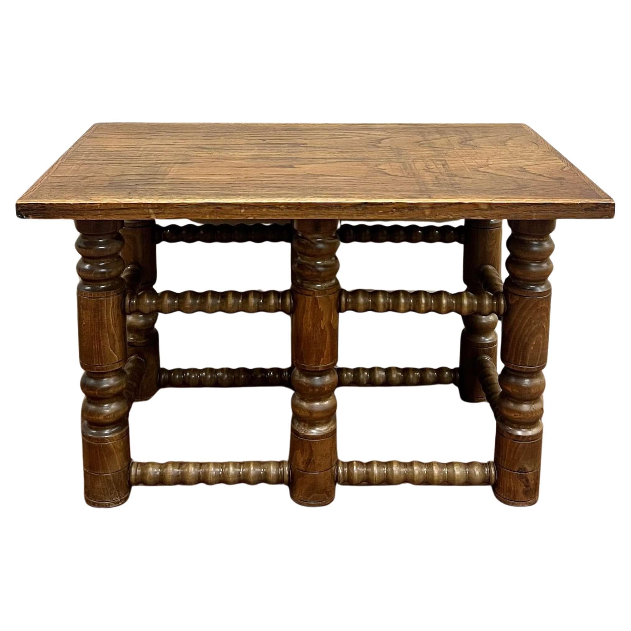Une élégante table basse en chêne, attribuée à Charles Dudouyt.
Pieds épais et tournés et brancards croisés.
Excellent état. 

France, vers 1940.

Hauteur - 49,5 cm
Largeur - 78,5 cm
Profondeur - 50 cmMessagez s'il vous plaît si vous avez besoin de
