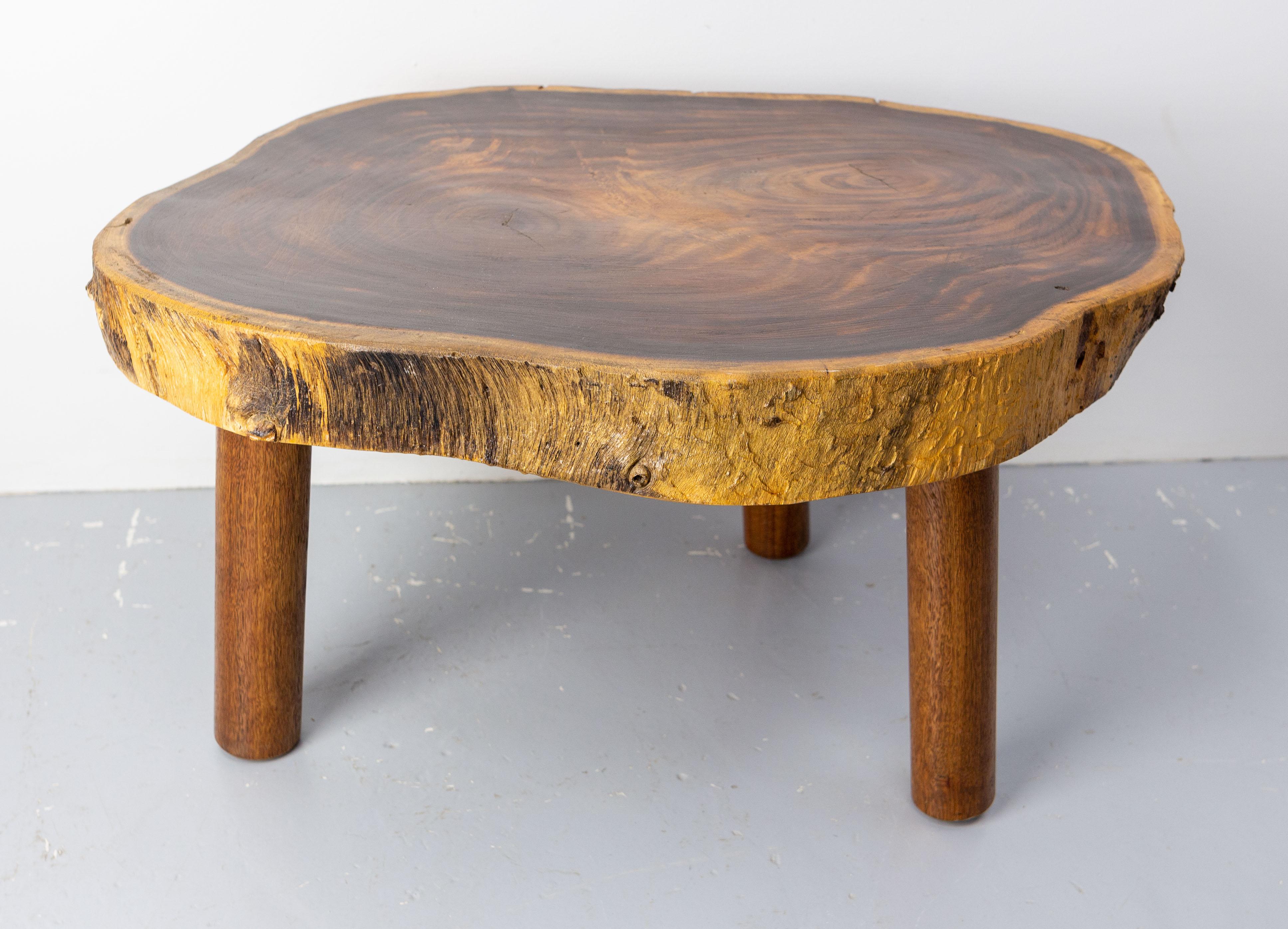 French midcentury coffee table with made with the trunc of a tree from Madagascar (Africa)
Brutalist top worn by 3 massive feet.
In good condition, with marks of use on the top, few disturbing. 

Shipping:
 60 / 78.5 / 42 22.5 kg