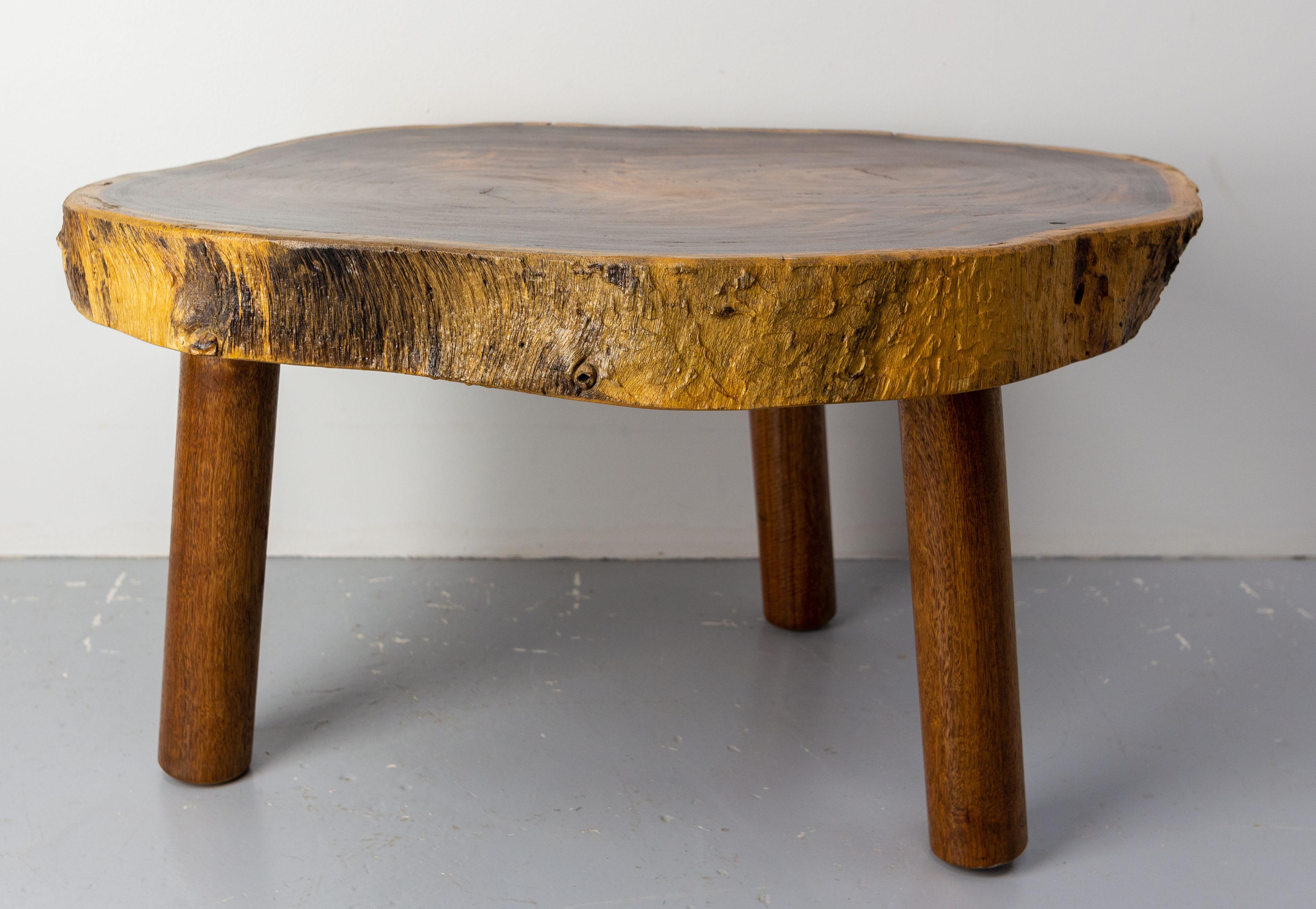 Mid-Century Modern Table basse brutaliste française en bois exotique, vers 1960 en vente
