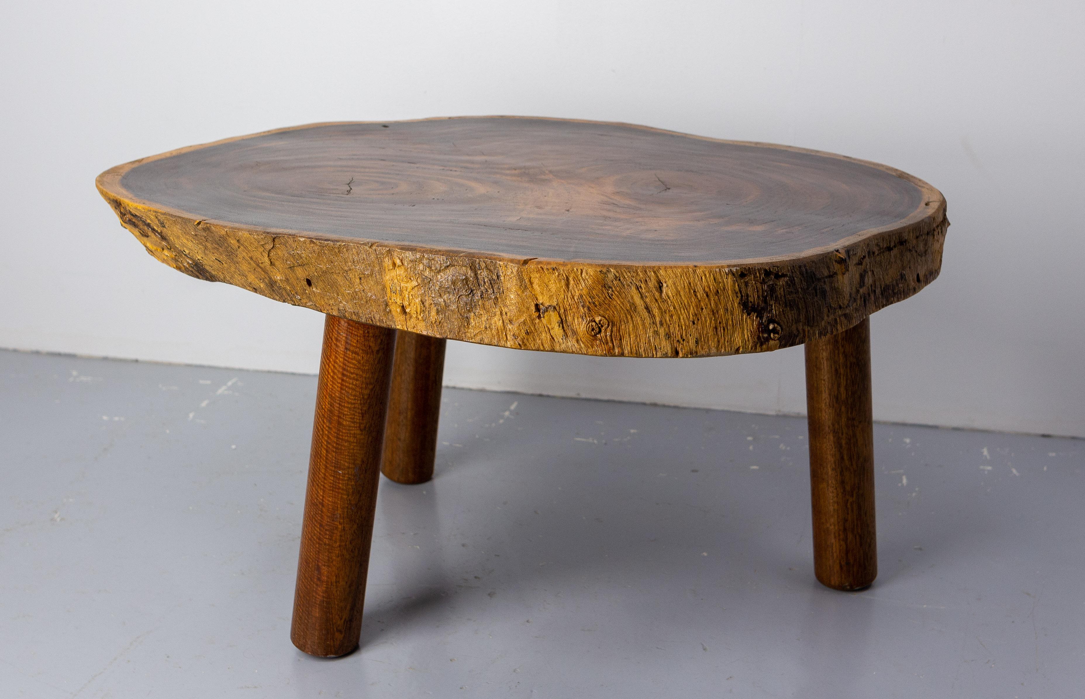 Französischer brutalistischer Couchtisch aus exotischem Holz, um 1960 (20. Jahrhundert) im Angebot