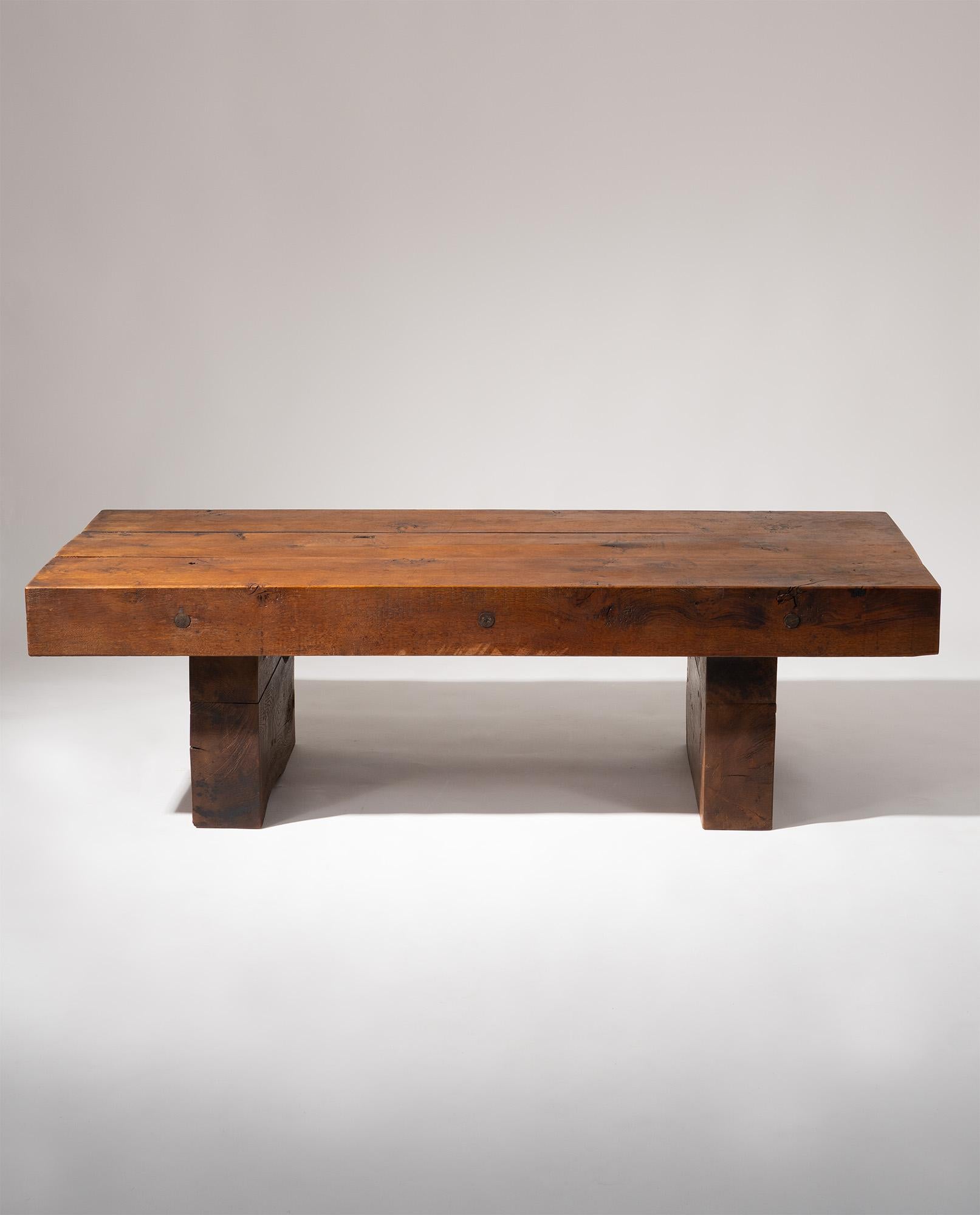 Mesa de centro del Brutalismo francés, hecha a mano en roble macizo, hacia 1960. Brutalista en venta