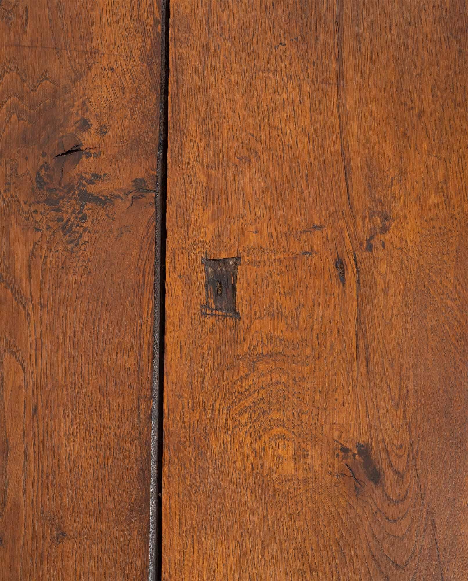 Mesa de centro del Brutalismo francés, hecha a mano en roble macizo, hacia 1960. Roble en venta