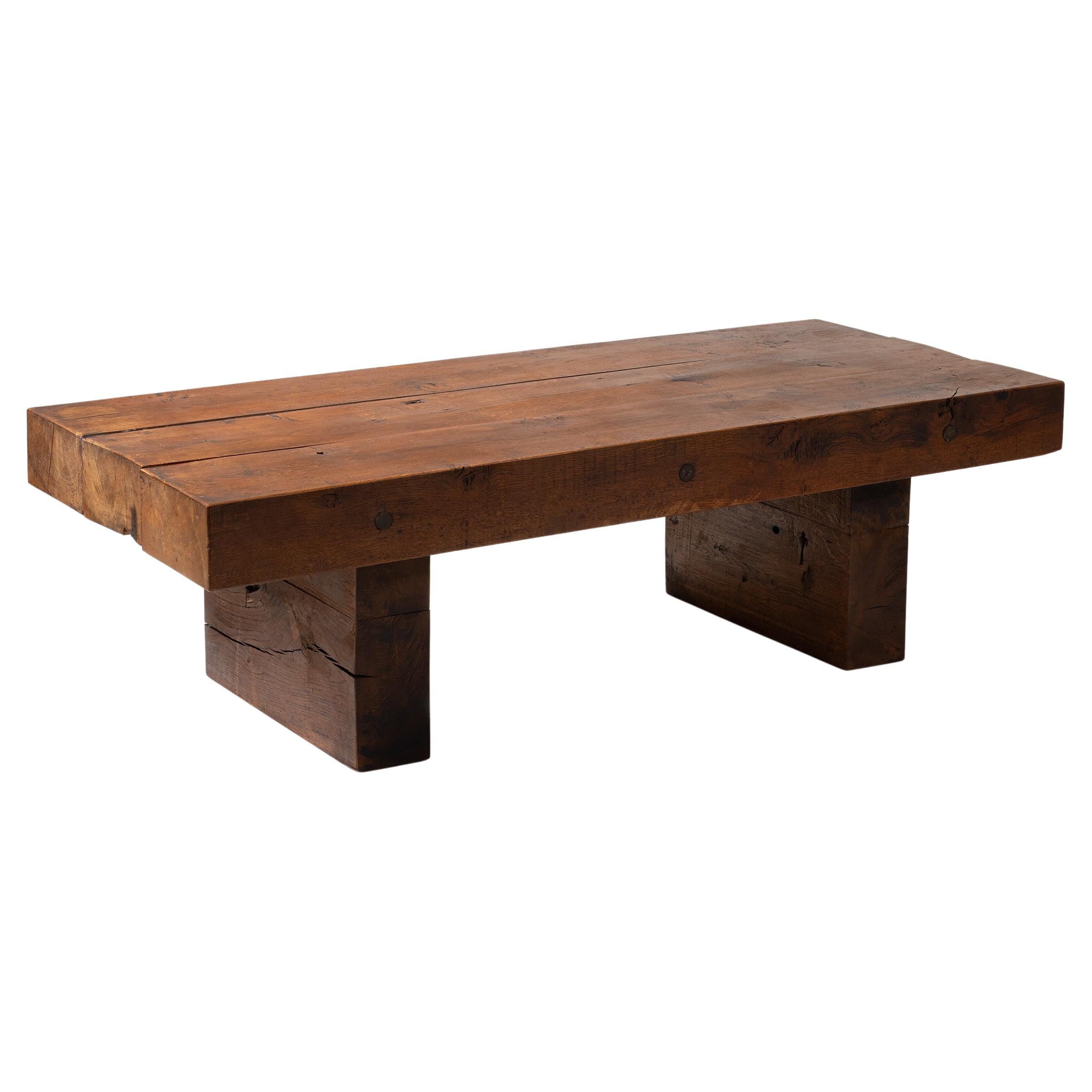 Mesa de centro del Brutalismo francés, hecha a mano en roble macizo, hacia 1960. en venta