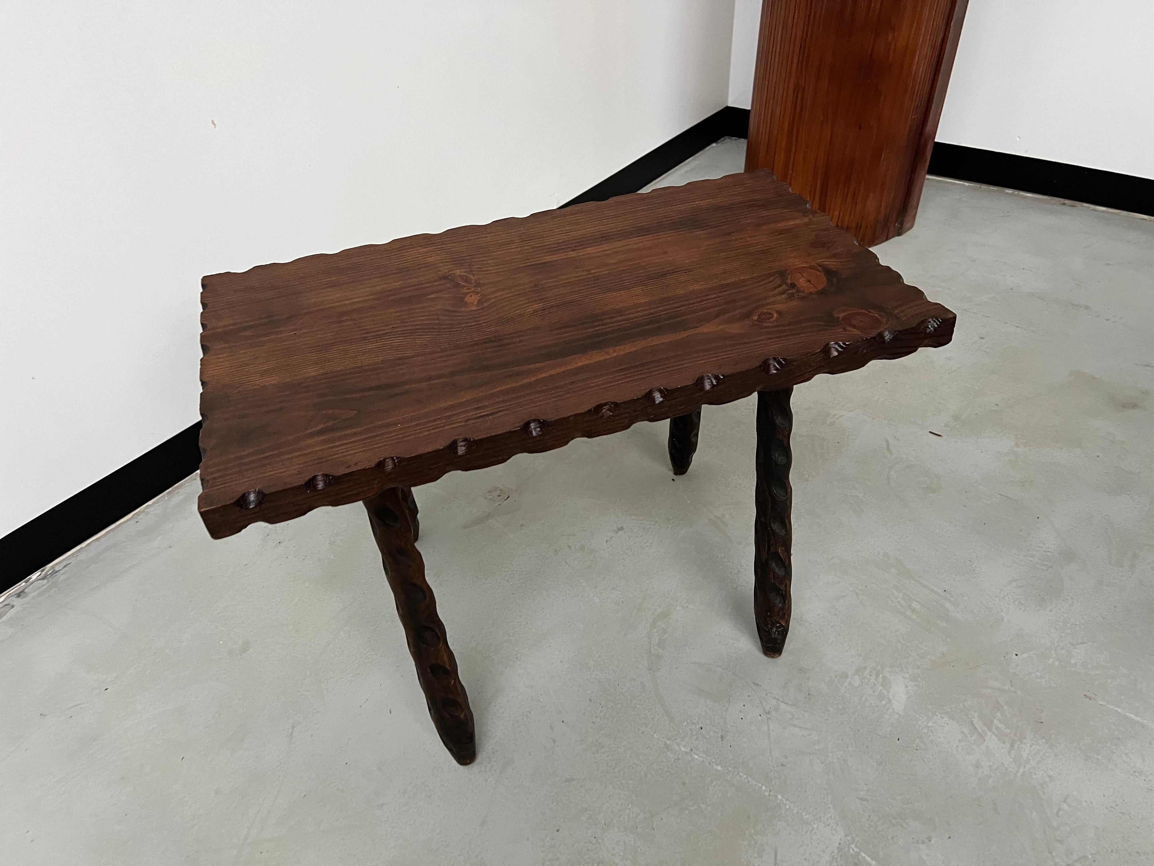 French brutalist coffee table, turned legs, circa 1960 In Good Condition For Sale In LYON, FR