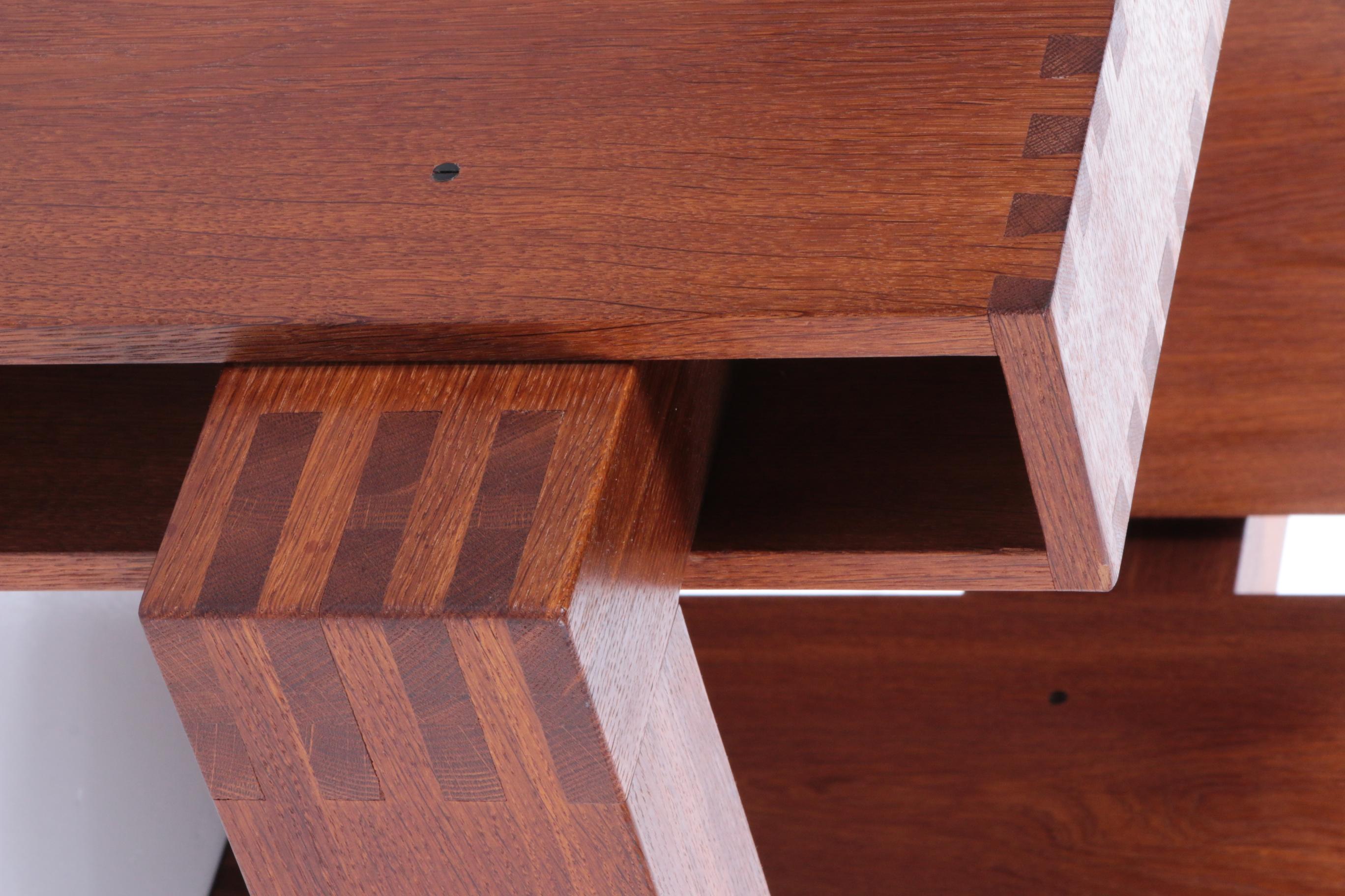 Table basse de conception brutaliste française en teck avec plateau en verre, 1970 en vente 11