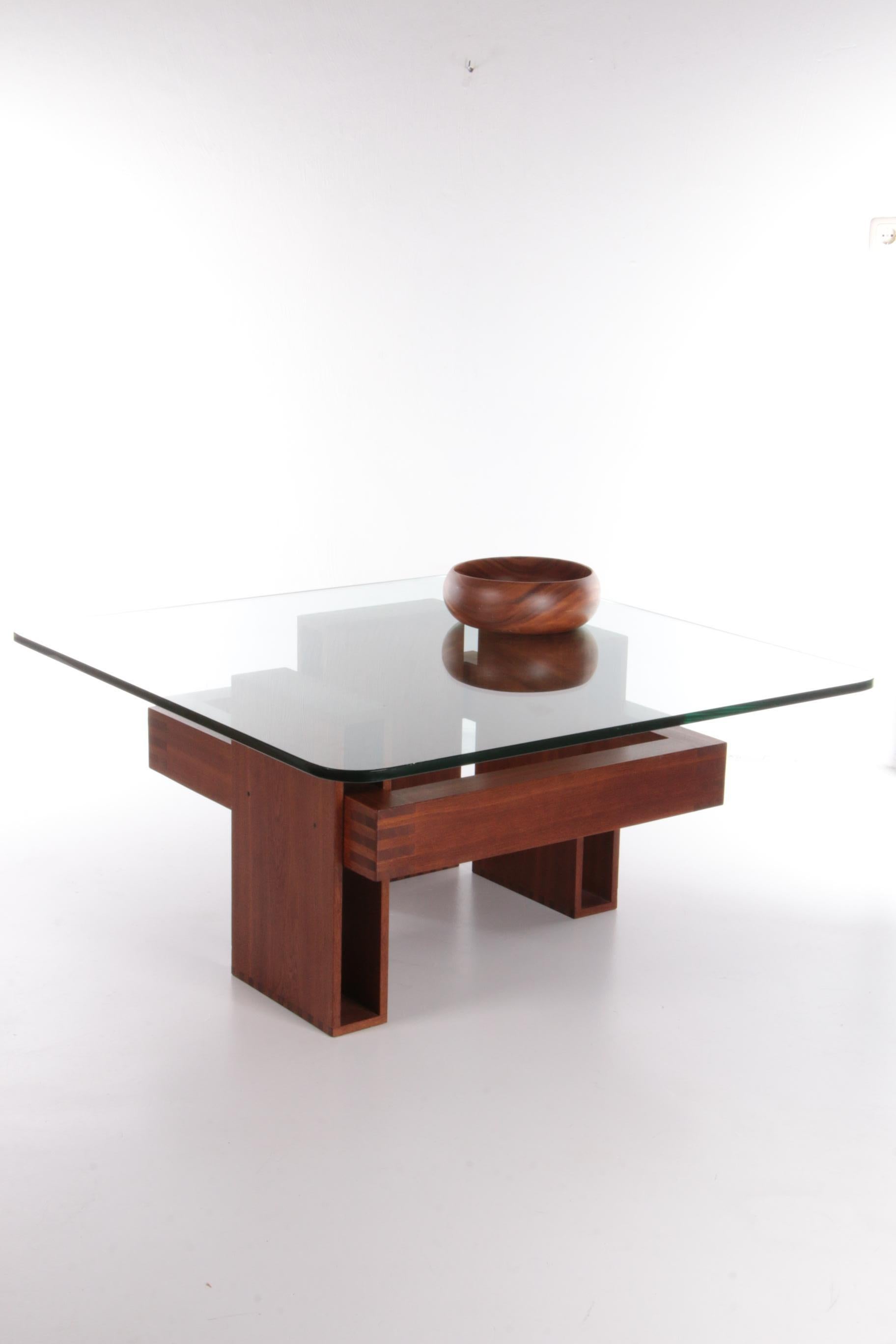 French Brutalist Design coffee table of teak with glass top, 1970.



This is a beautiful separate coffee table made of teak wood with beautiful corner finishes.

These give the table a nice appearance.

Equipped with a sleek glass plate, which