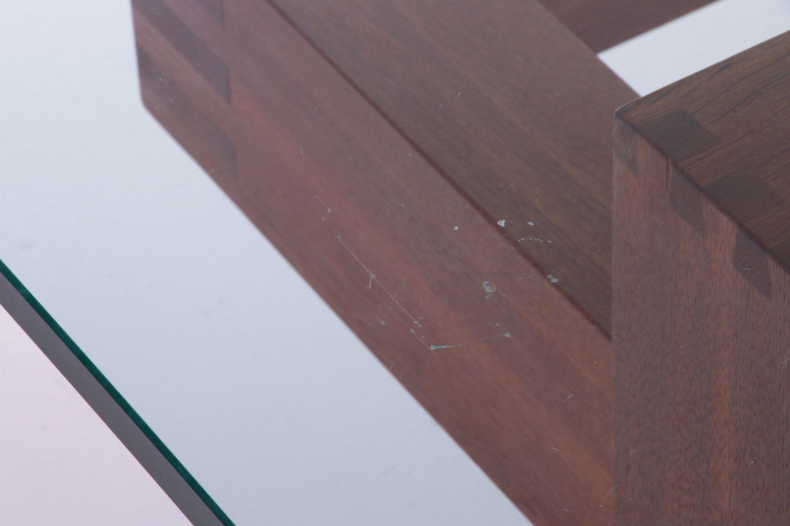 Table basse de conception brutaliste française en teck avec plateau en verre, 1970 en vente 2