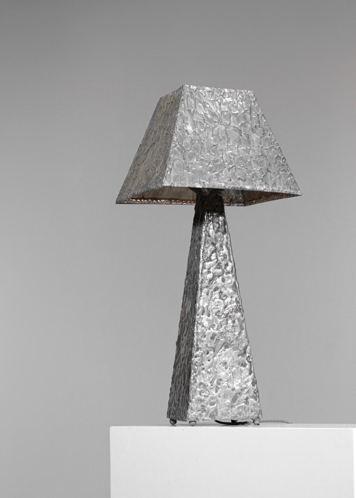 Very original desk or side lamp entirely in zinc with a nice texture work on the whole. Made in France in the 80's. Very nice vintage condition of the set, recommended bulb B22 led (cF photos). 
Designer : Unknown, handmade.