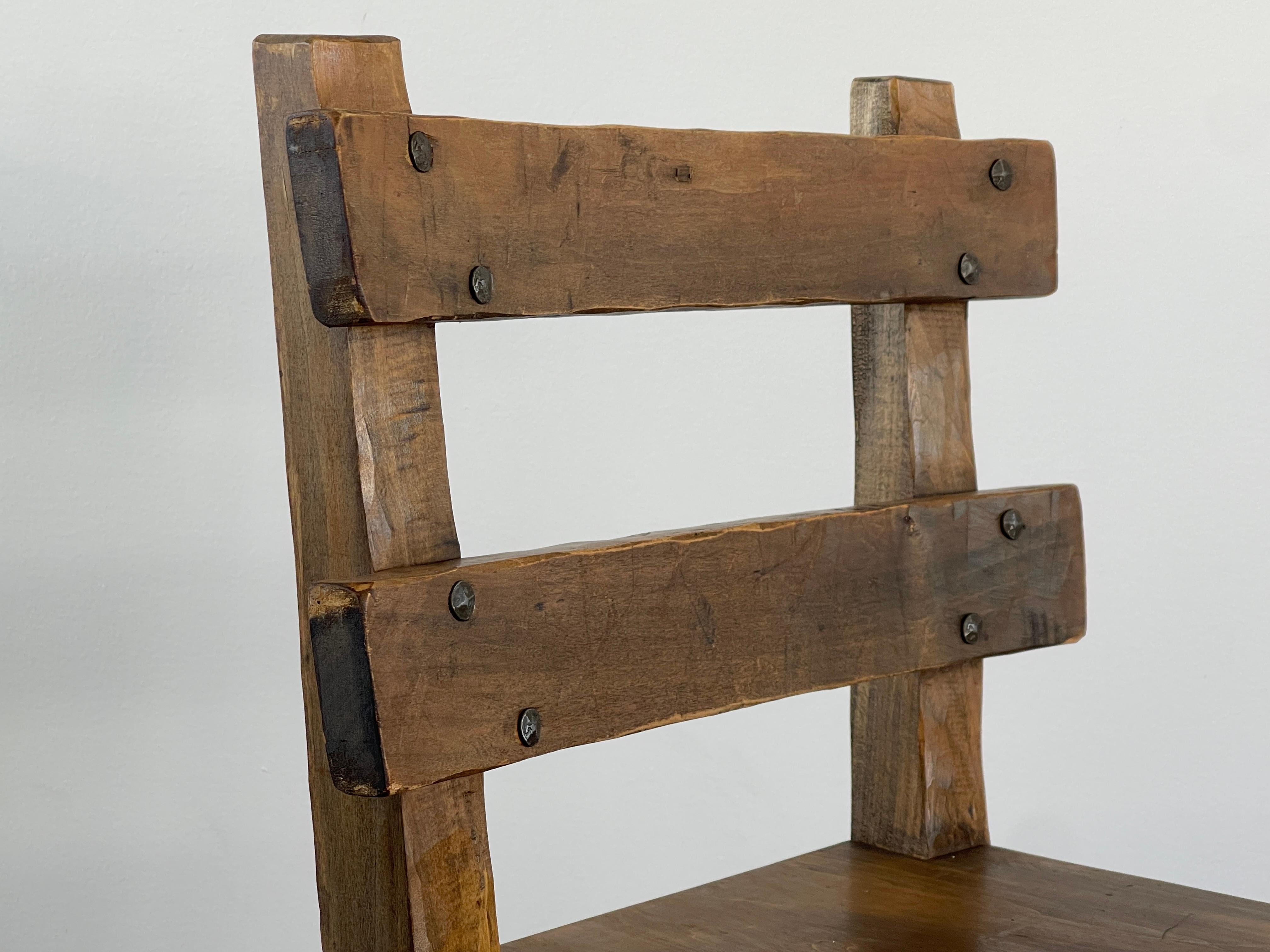 Französische brutalistische Esszimmerstühle, 2er-Set (Holz) im Angebot