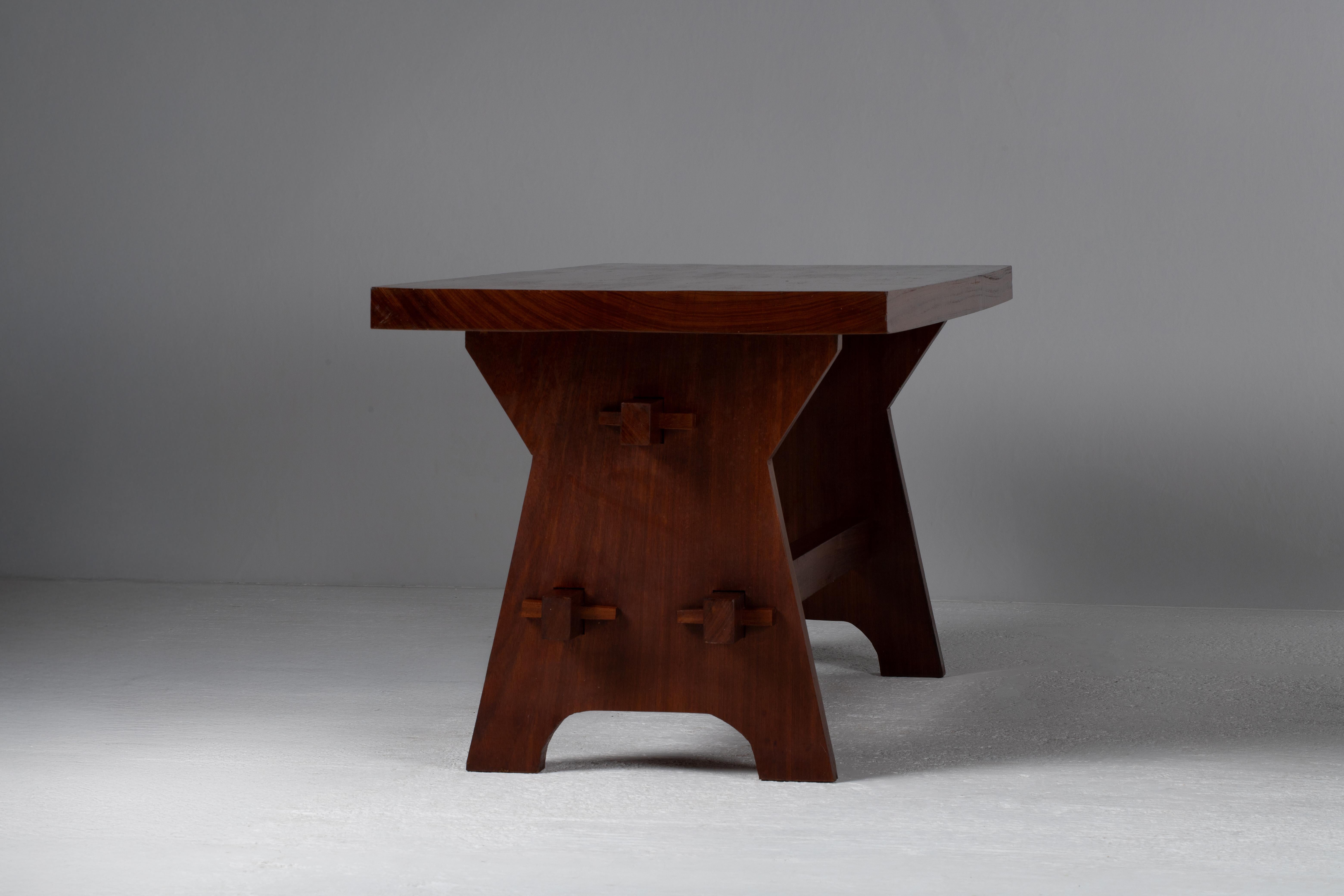 Table de salle à manger brutaliste française en bois massif en vente 4