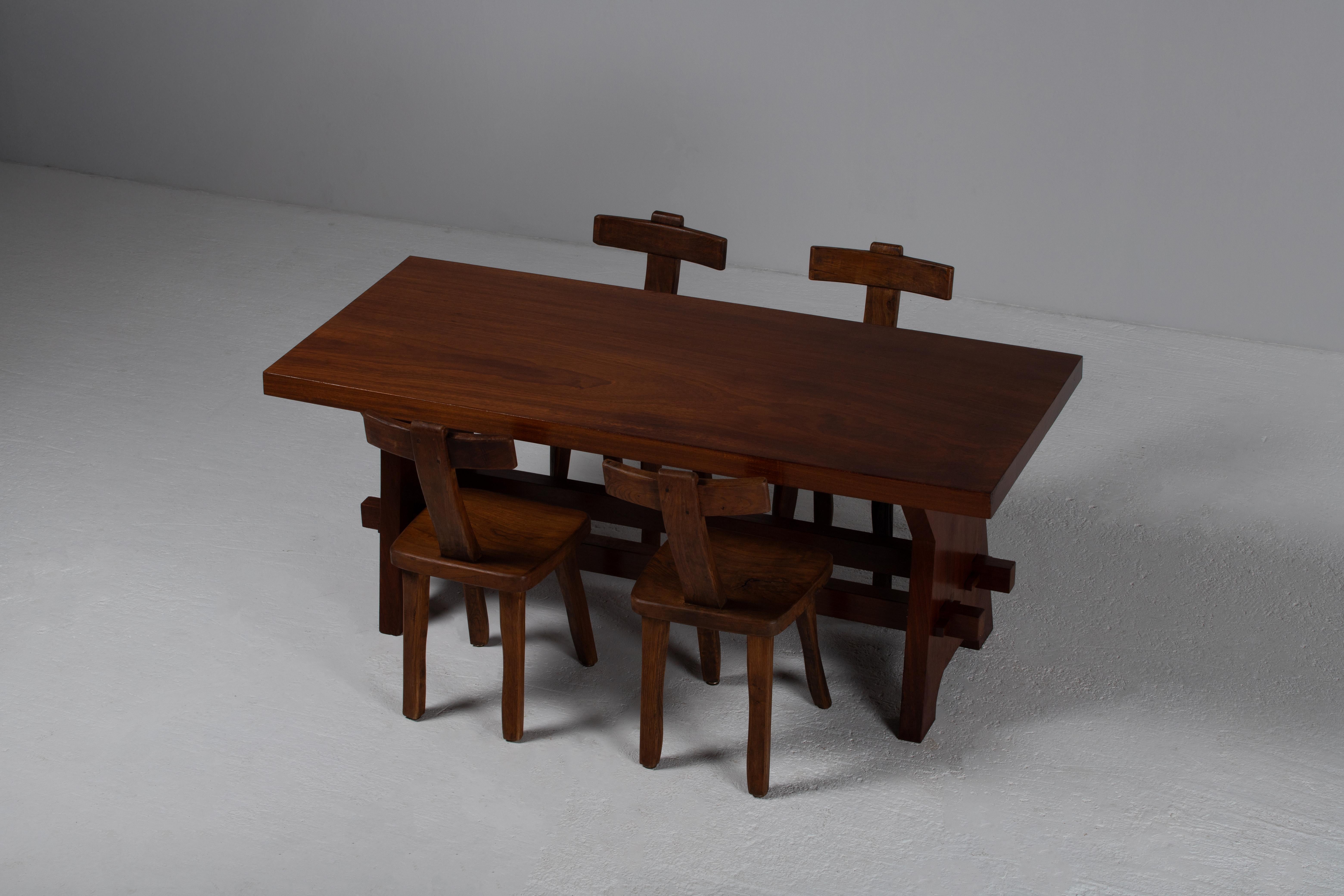 Table de salle à manger brutaliste française en bois massif en vente 5