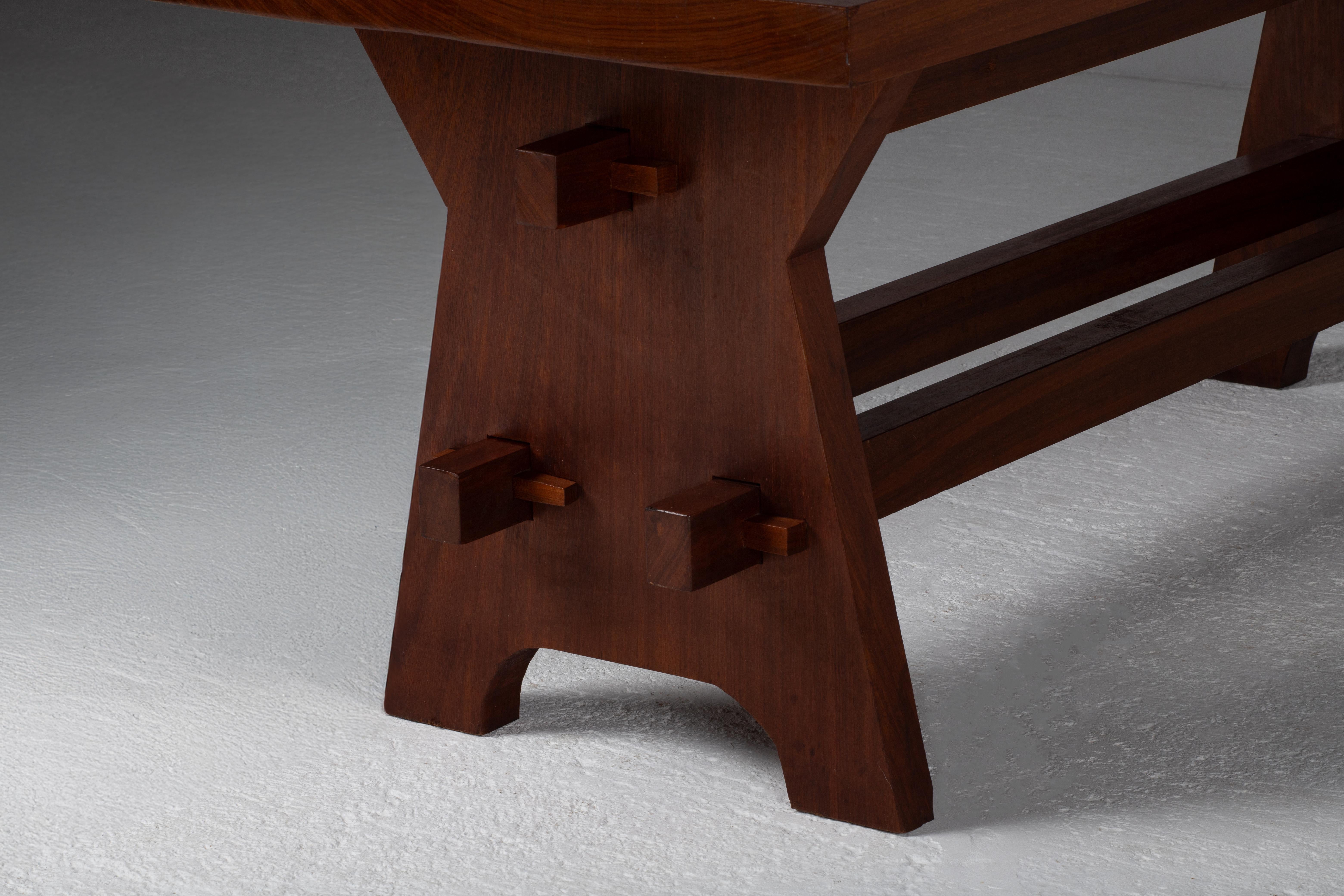 Table de salle à manger brutaliste française en bois massif en vente 6