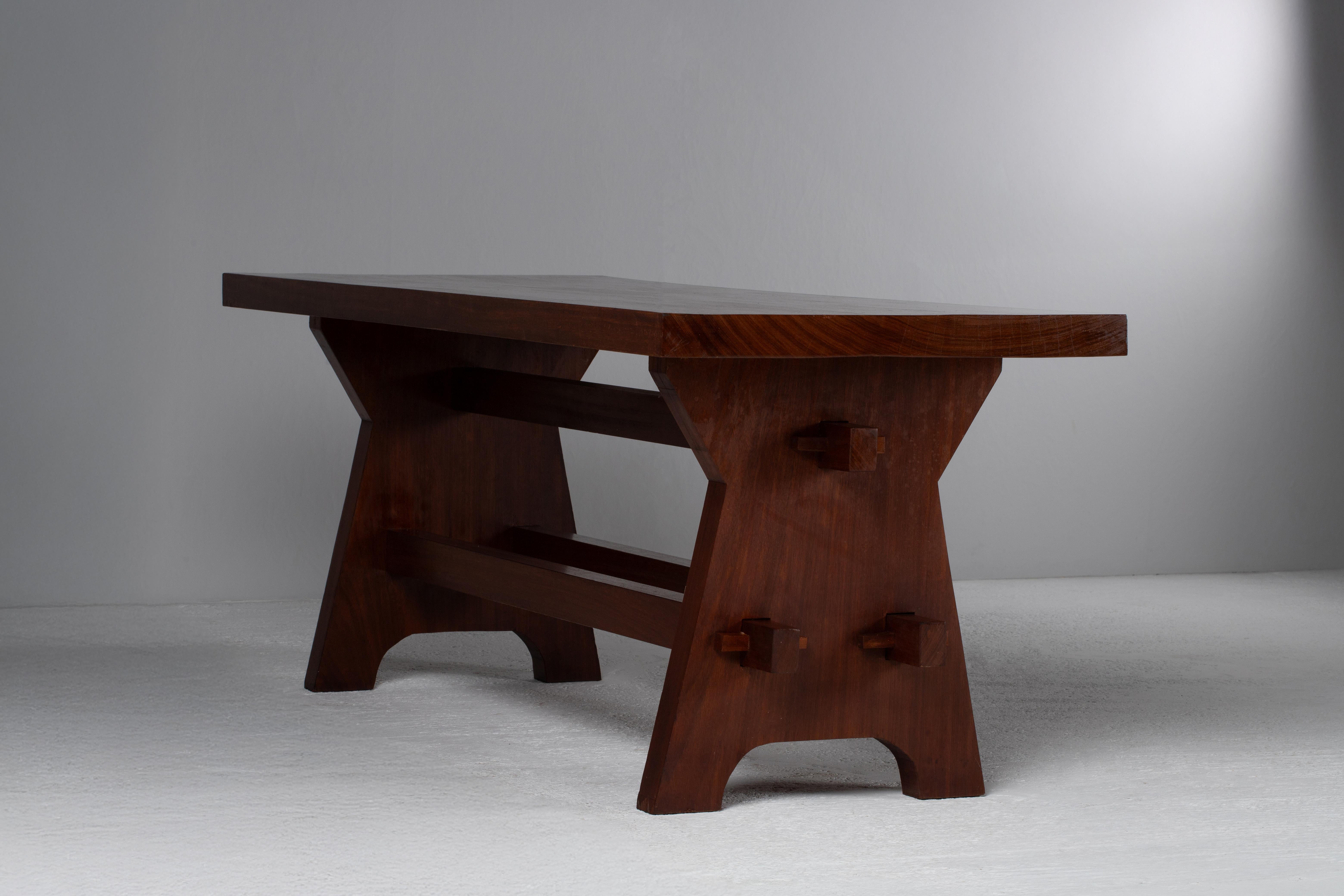 Milieu du XXe siècle Table de salle à manger brutaliste française en bois massif en vente