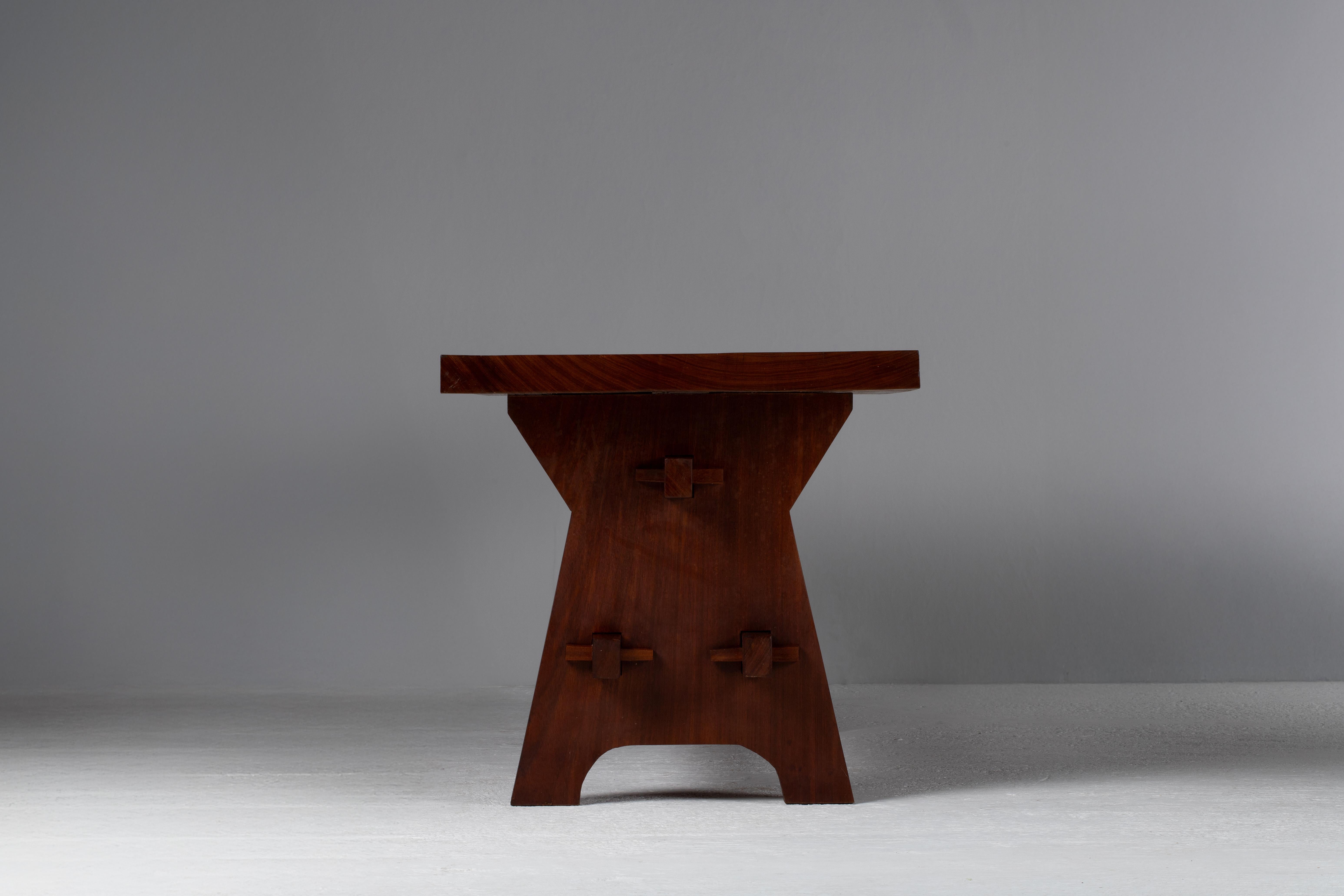 Brutalisme Table de salle à manger brutaliste française en bois massif en vente