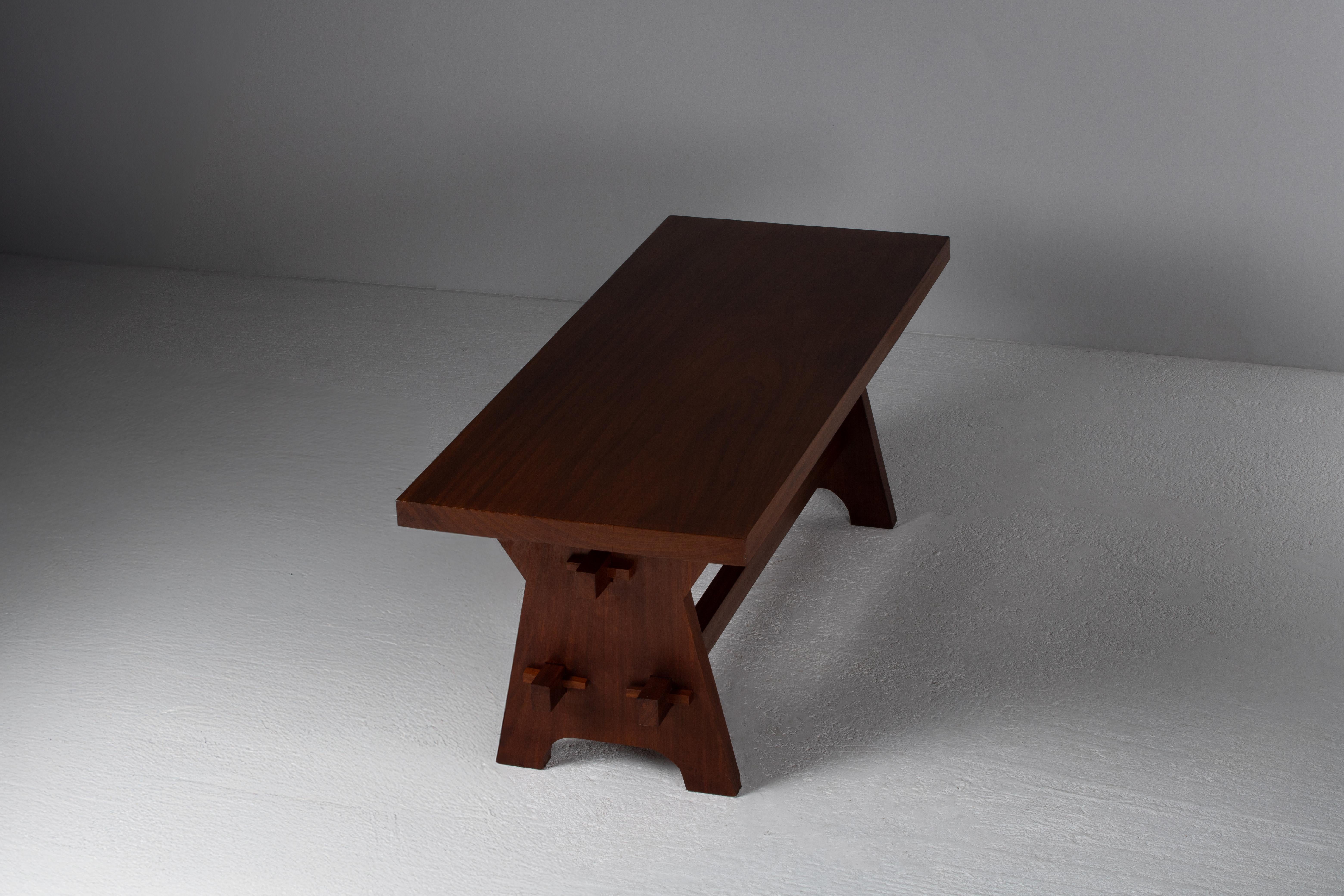 Acajou Table de salle à manger brutaliste française en bois massif en vente