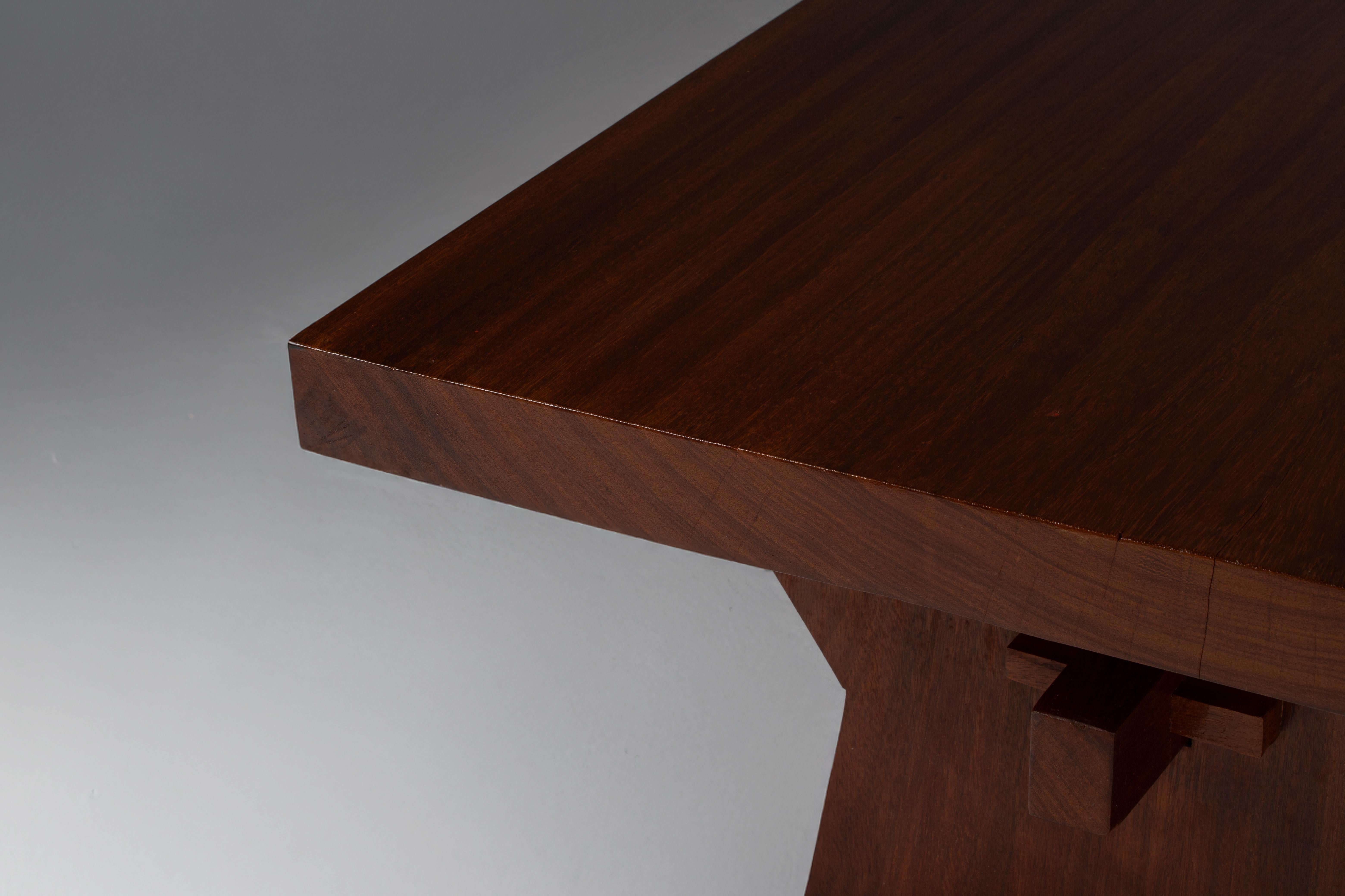 Table de salle à manger brutaliste française en bois massif en vente 1