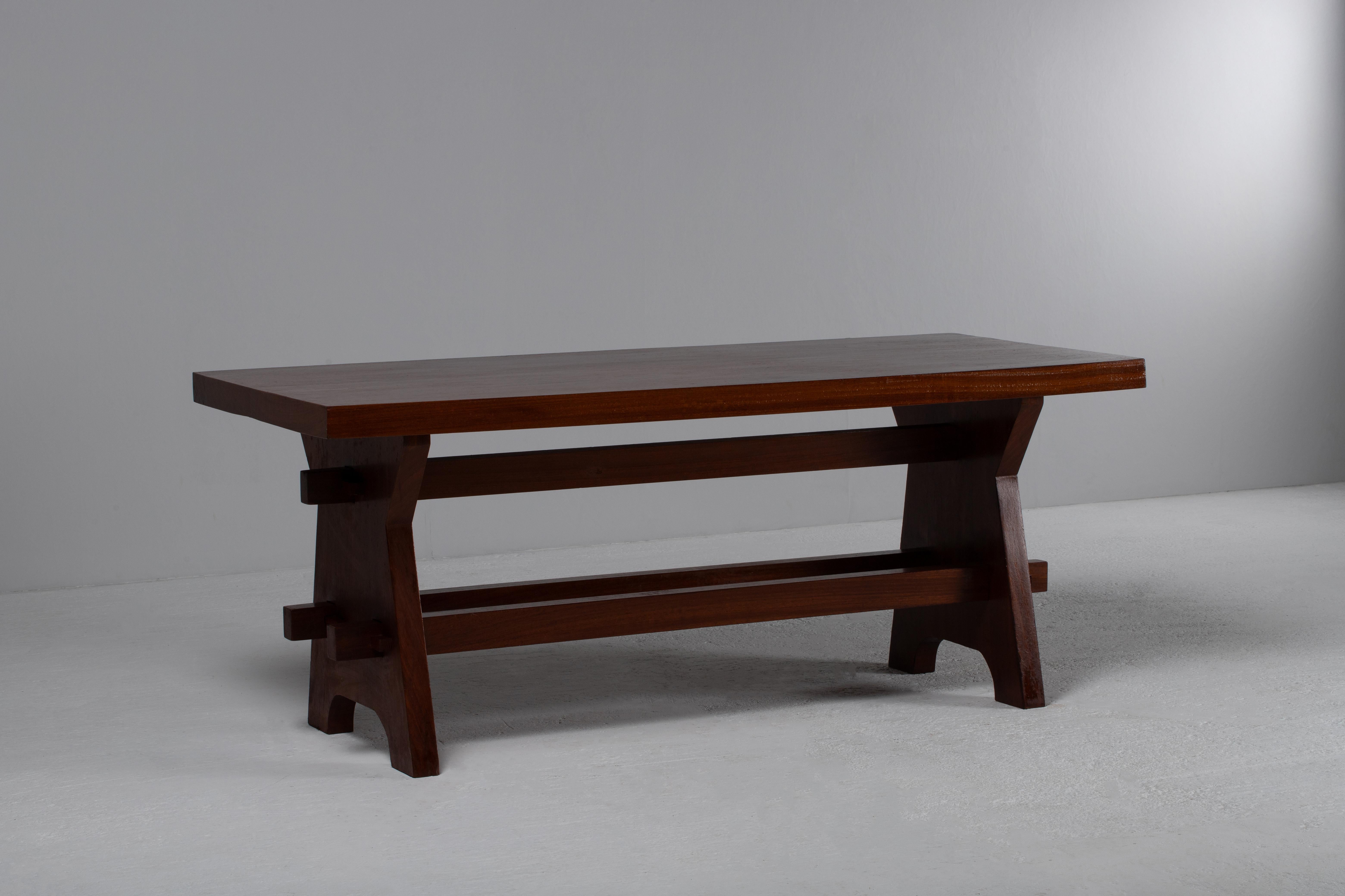Table de salle à manger brutaliste française en bois massif en vente 2