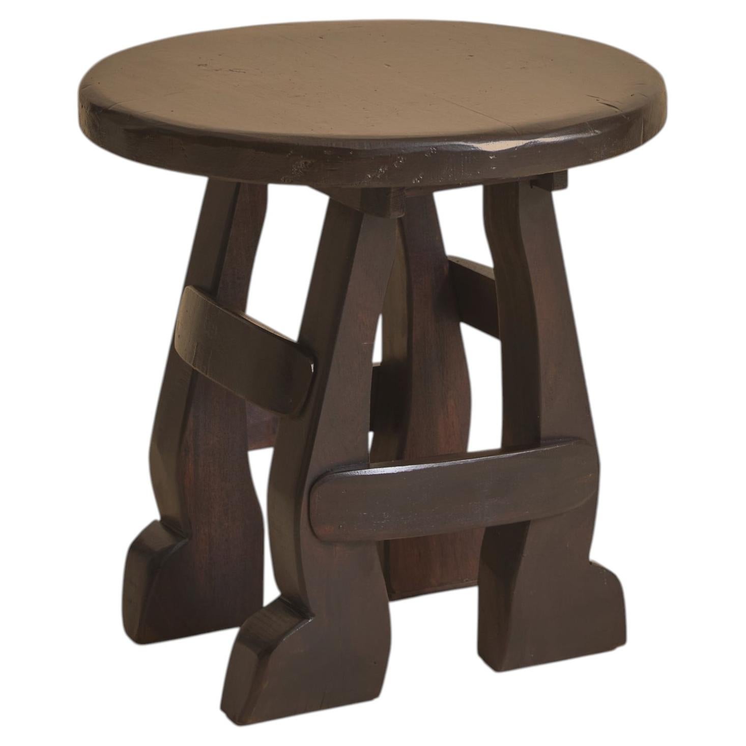 Mesa auxiliar francesa brutalista de madera ebonizada, años 60