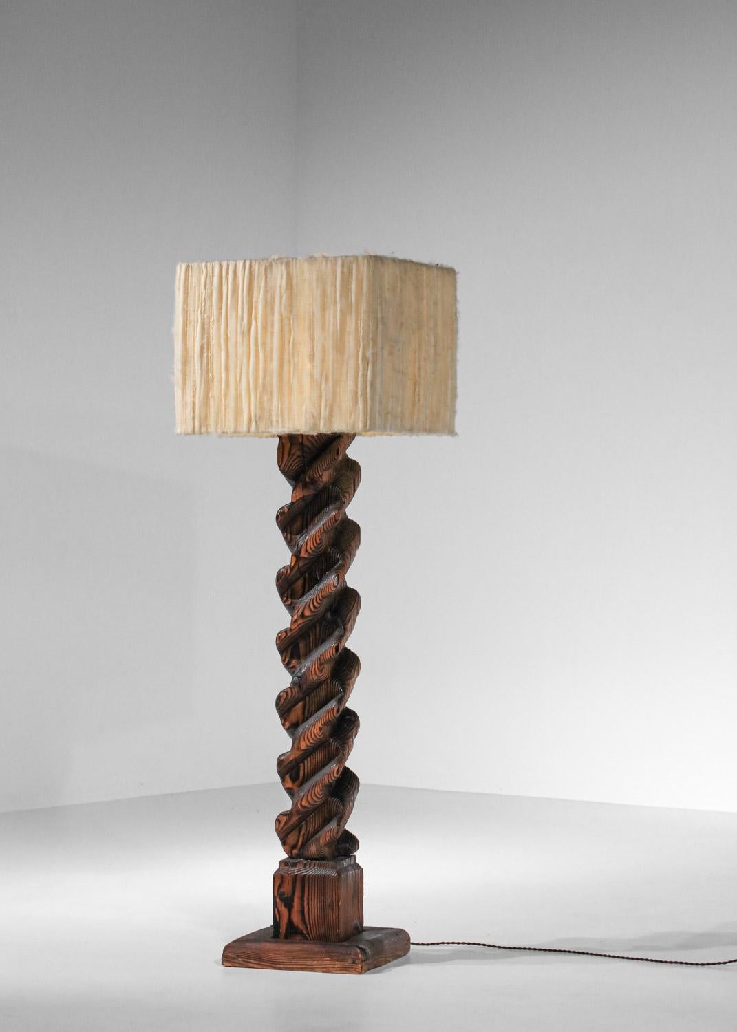 French Brutalist folk art floor lamp in burnt pine from the 70s In Good Condition In Lyon, FR