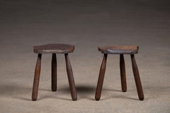 Paire de tabourets tripodes brutalistes français sculptés à la main