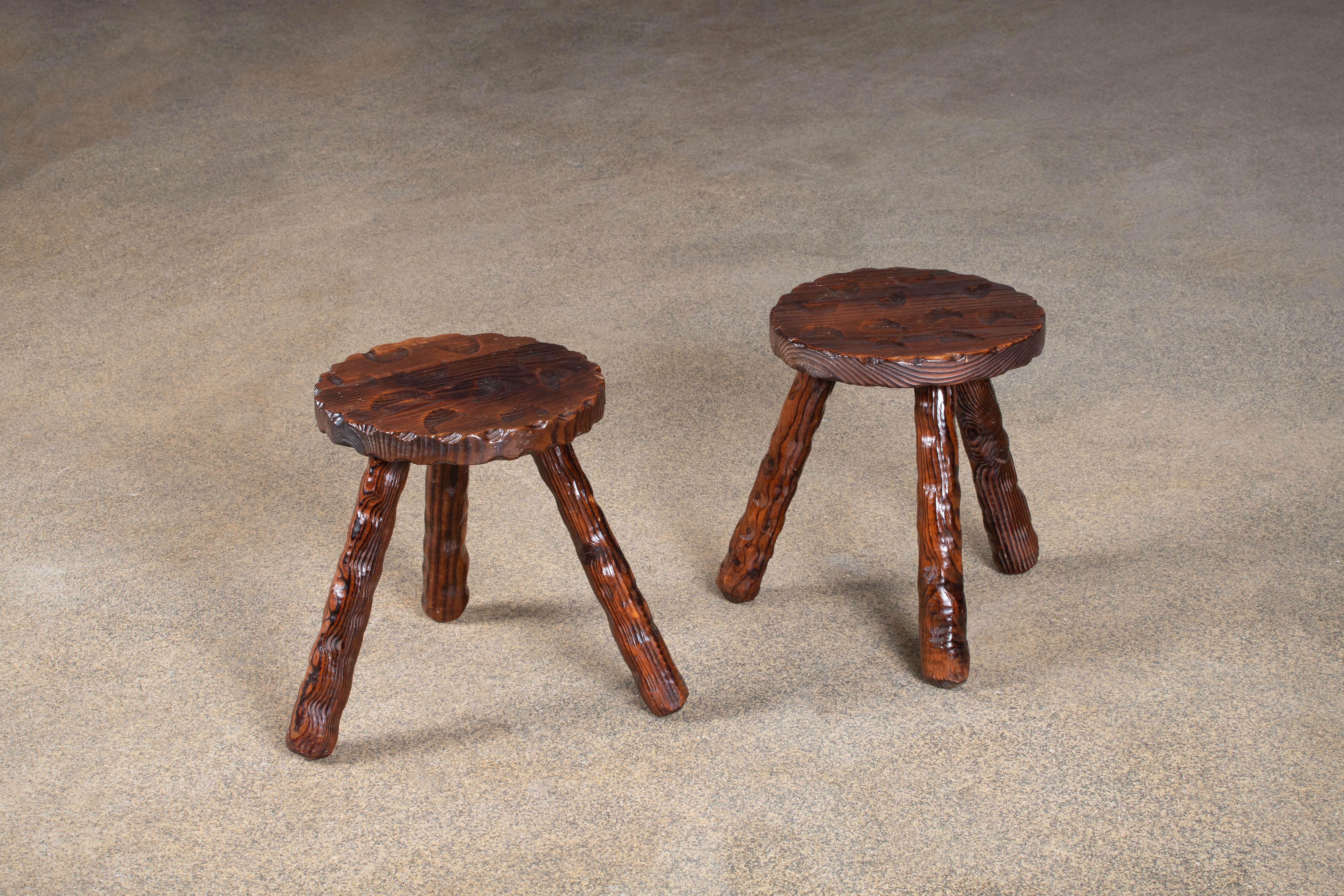 Français Paire de tabourets tripodes brutalistes français sculptés à la main en vente