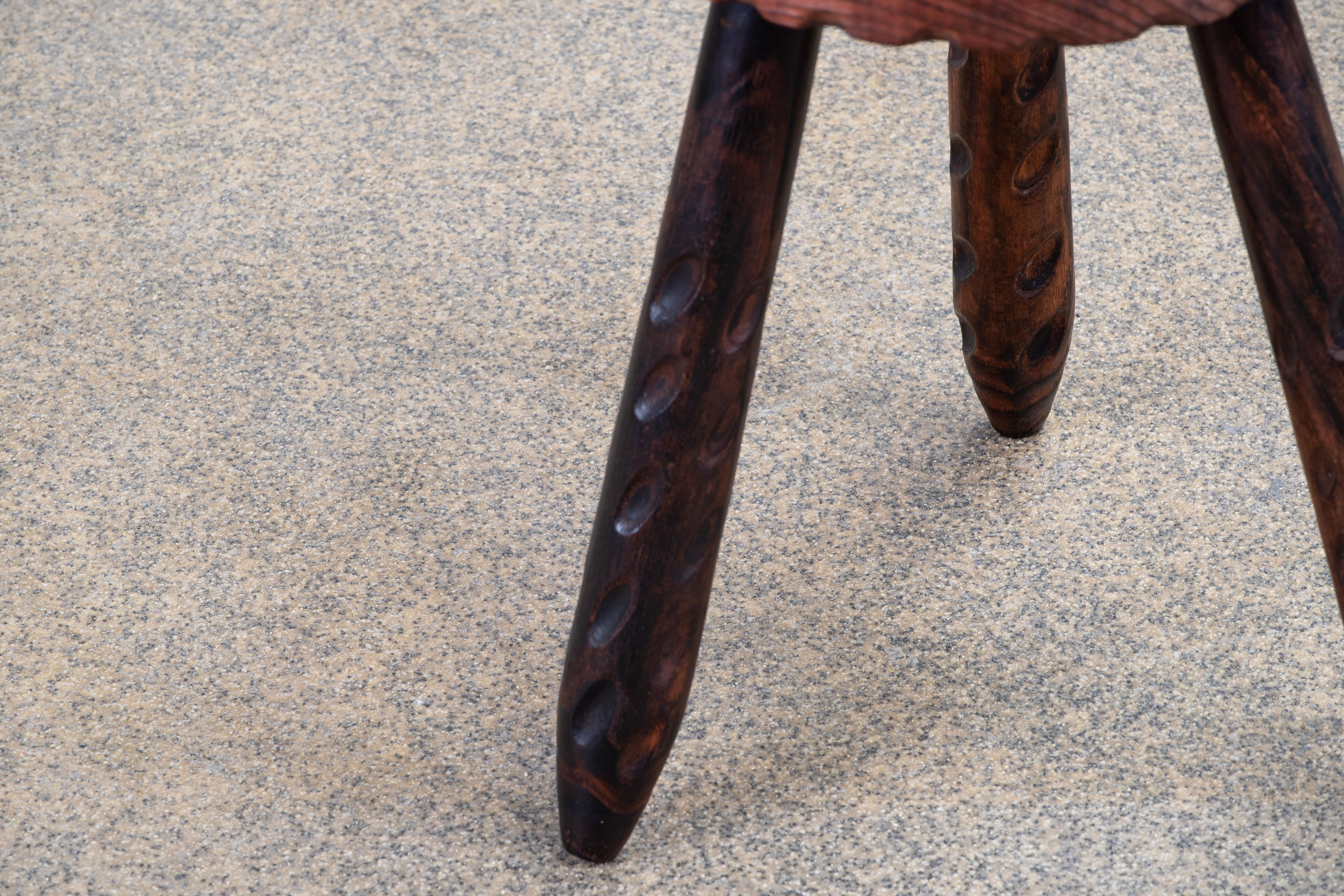Fantastischer Holzhocker aus Frankreich im Stil von Charlotte Perriand. Hergestellt in den 1960er Jahren mit drei Beinen. Keine Hardware. Guter alter Zustand.
 