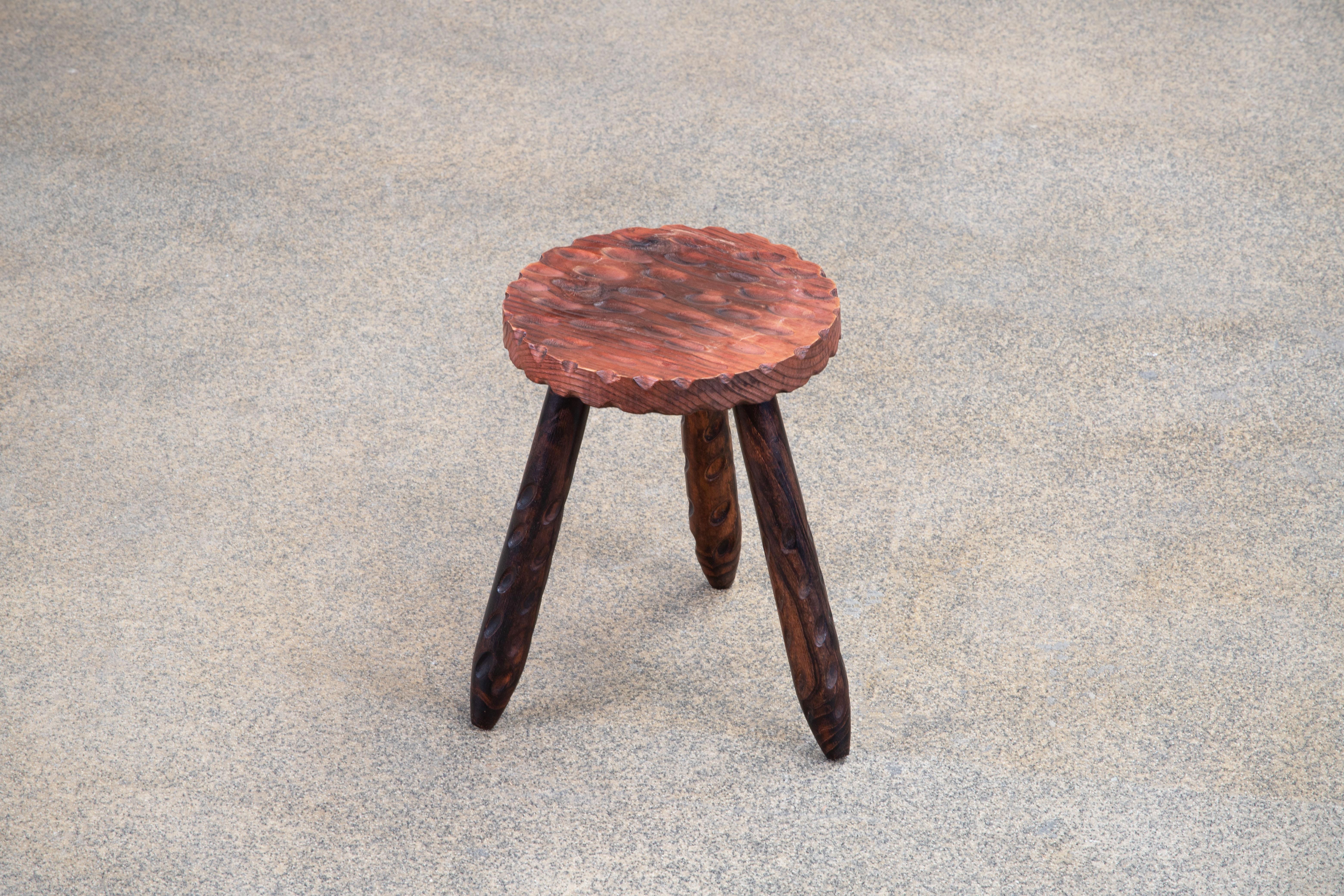 French Brutalist Handcarved Tripod Stool In Good Condition For Sale In Wiesbaden, DE