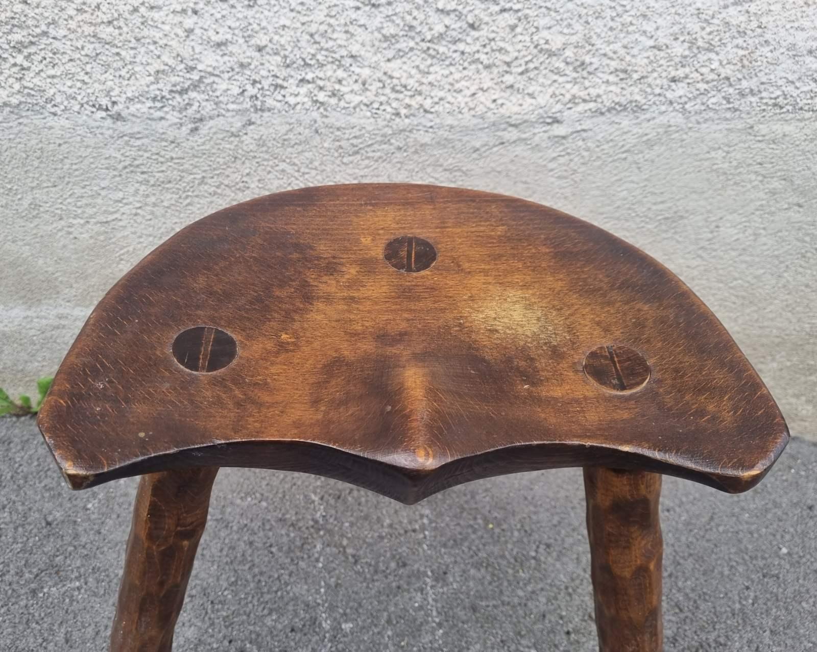Tabouret tripode artisanal brutaliste français, années 50 en vente 3
